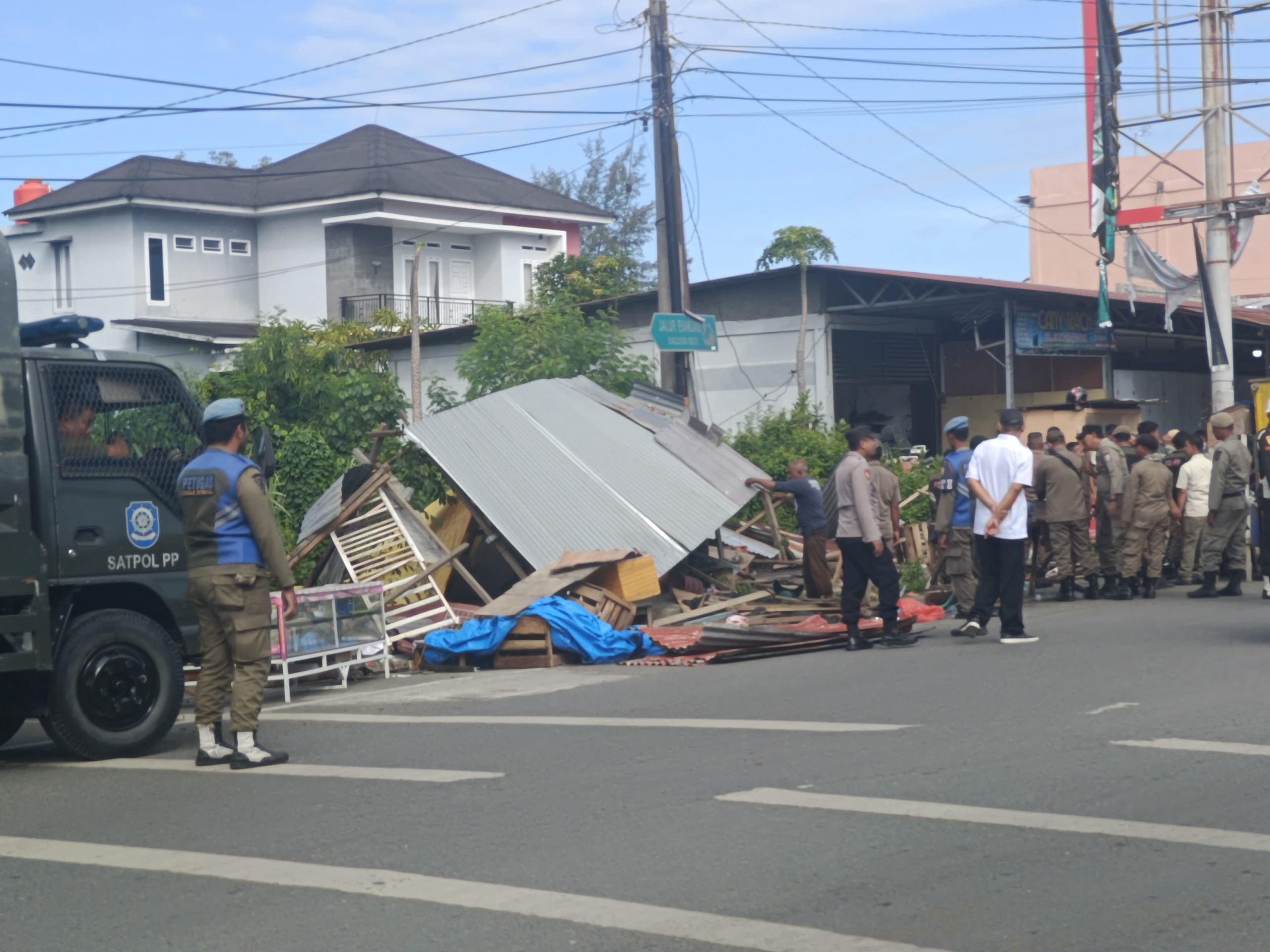 Operasi penertiban PKL di di sepanjang trotoar Jalan Syiah Kuala, Lamdingin, Banda Aceh, Rabu 8 Januari 2024 pagi. (Foto: Nukian/Rezi)