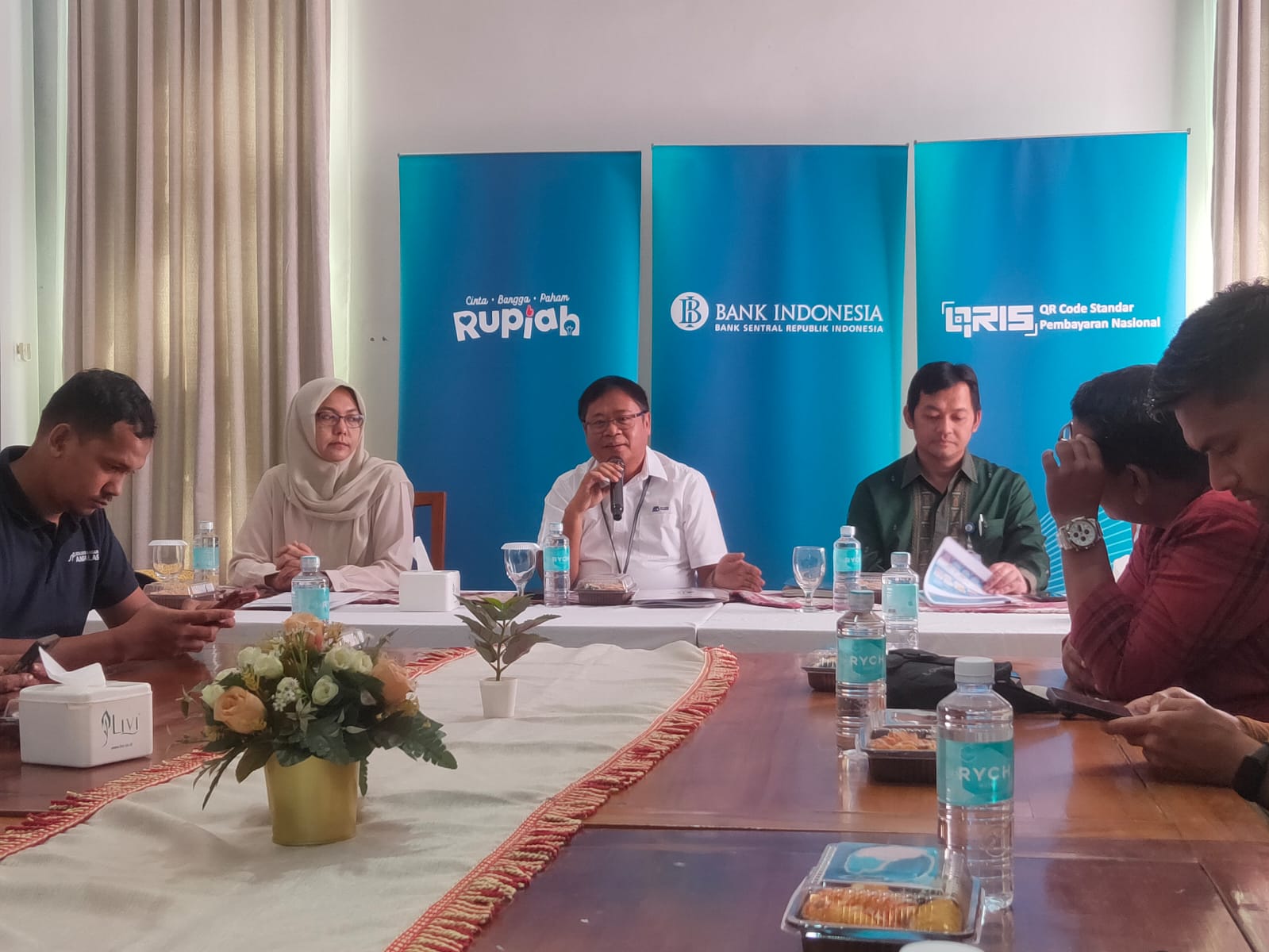 Kepala Bank Indonesia Provinsi Aceh, Rony Widijarto (tengah) dalam kegiatan Bincang Bareng Media di Kuala Village, Banda Aceh, pada Rabu 8 Januari 2025. (Foto: Nukilan/Rezi)