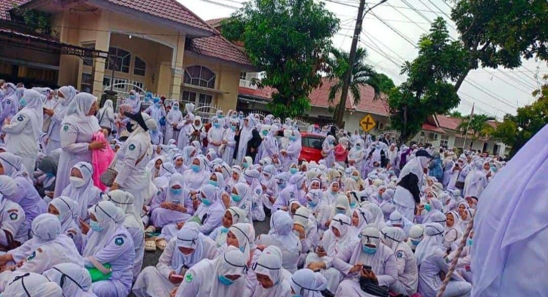 Ribuan Tenaga Kesehatan Melakukan Aksi Damai di depan Gedung DPRK Aceh Selatan. (Foto: Nukilan)
