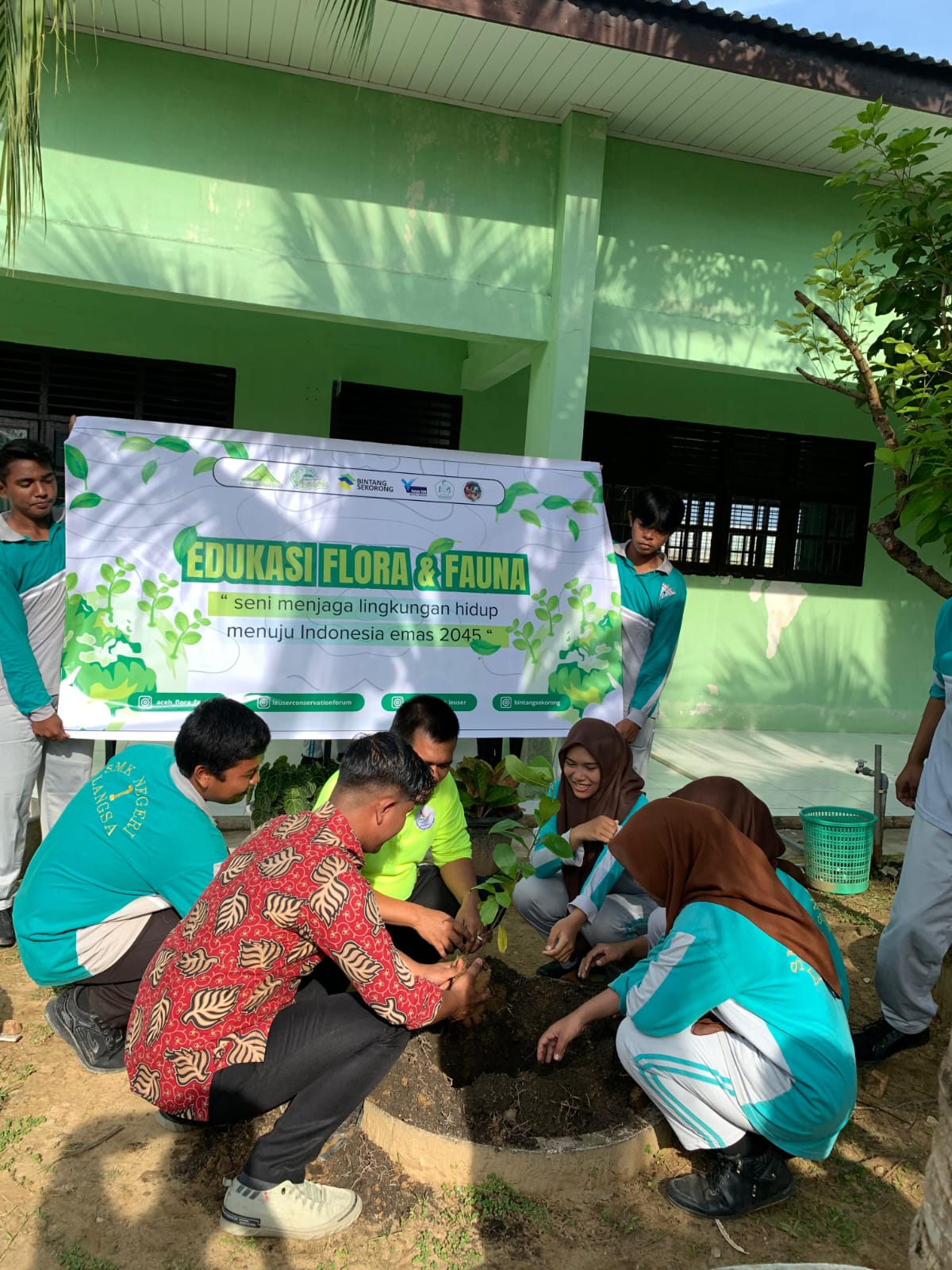 Komunitas AF2 melakukan penanaman pohon di SMPN 7 Langsa. (Foto: For Nukilan)