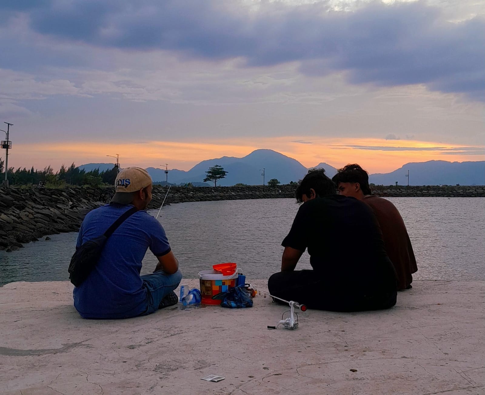 Sekelompok pemancing di dermaga PPI Lampulo. (Foto: Nukilan)