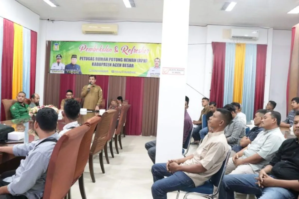 Dinas Pertanian Kabupaten Aceh Besar memberikan pembekalan dan refresher terkait tata cara penyembelihan dan membersihkan daging secara syariah kepada petugas Rumah Potong Hewan (RPH) Lambaro. (Foto: ANTARA)