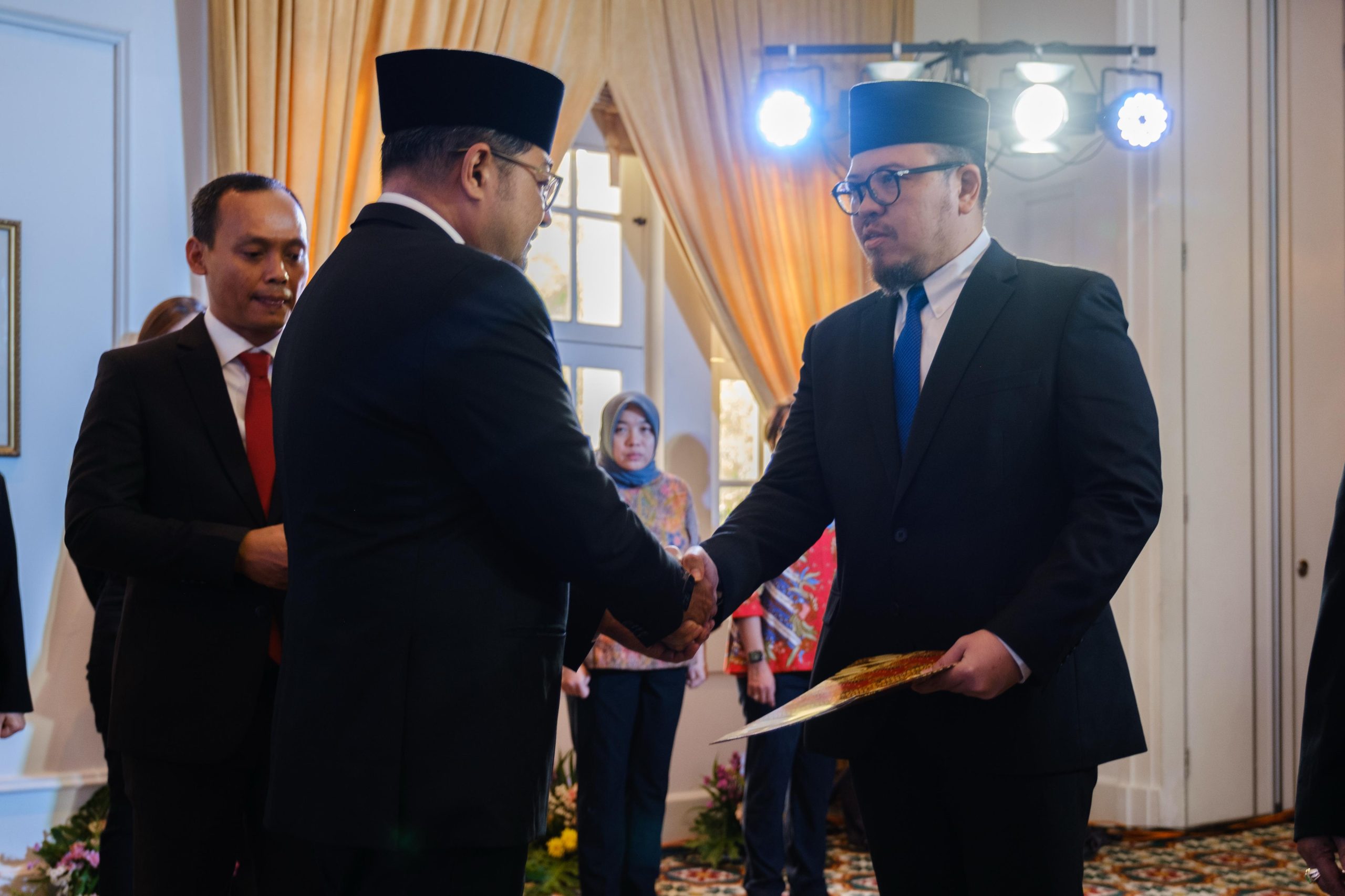 Proses pengukuhan Putra asli Aceh Utara Rian Firmansyah. (Foto: For NUkilan)