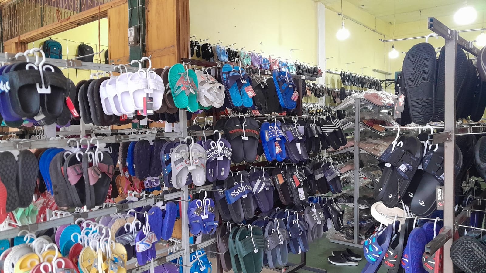 Toko Sandal milik Wahyudi. (Foto: Nukilan)