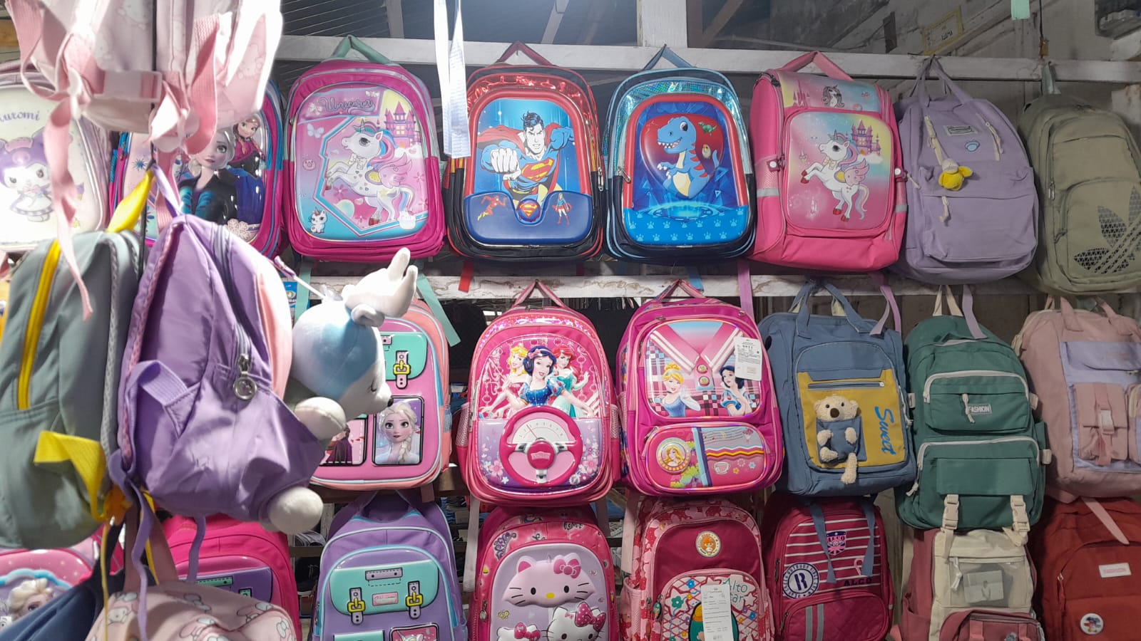 Penjual Tas Sekolah di Kota Fajar. (Foto: Nukilan)