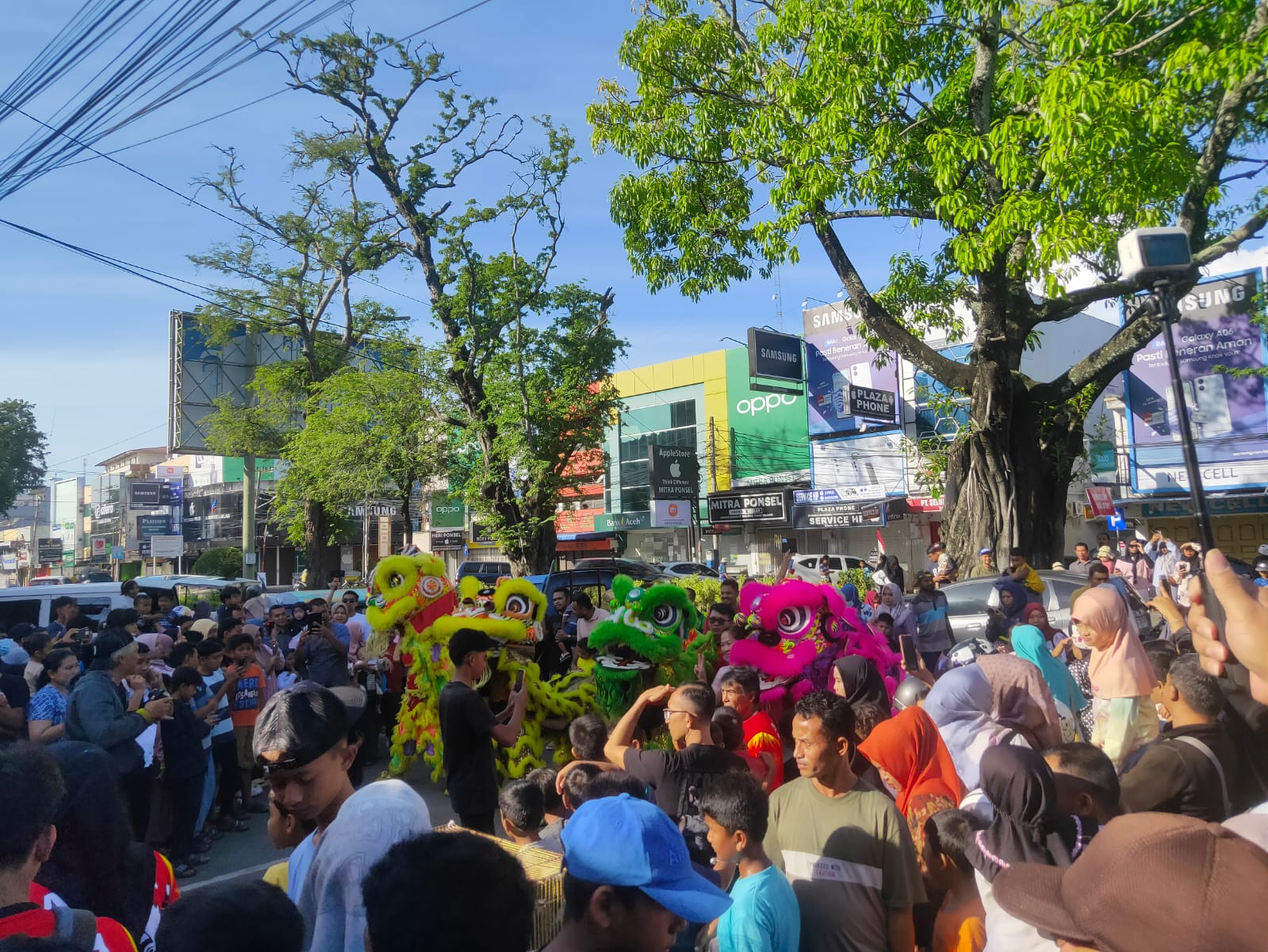 Atraksi Barongsai di Vihara Dharma Bhakti, Gampong Laksana, Kecamatan Kuta Alam, Kota Banda Aceh, pada Rabu 29 Januari 2025. (Foto: Nukilan/Rezi)