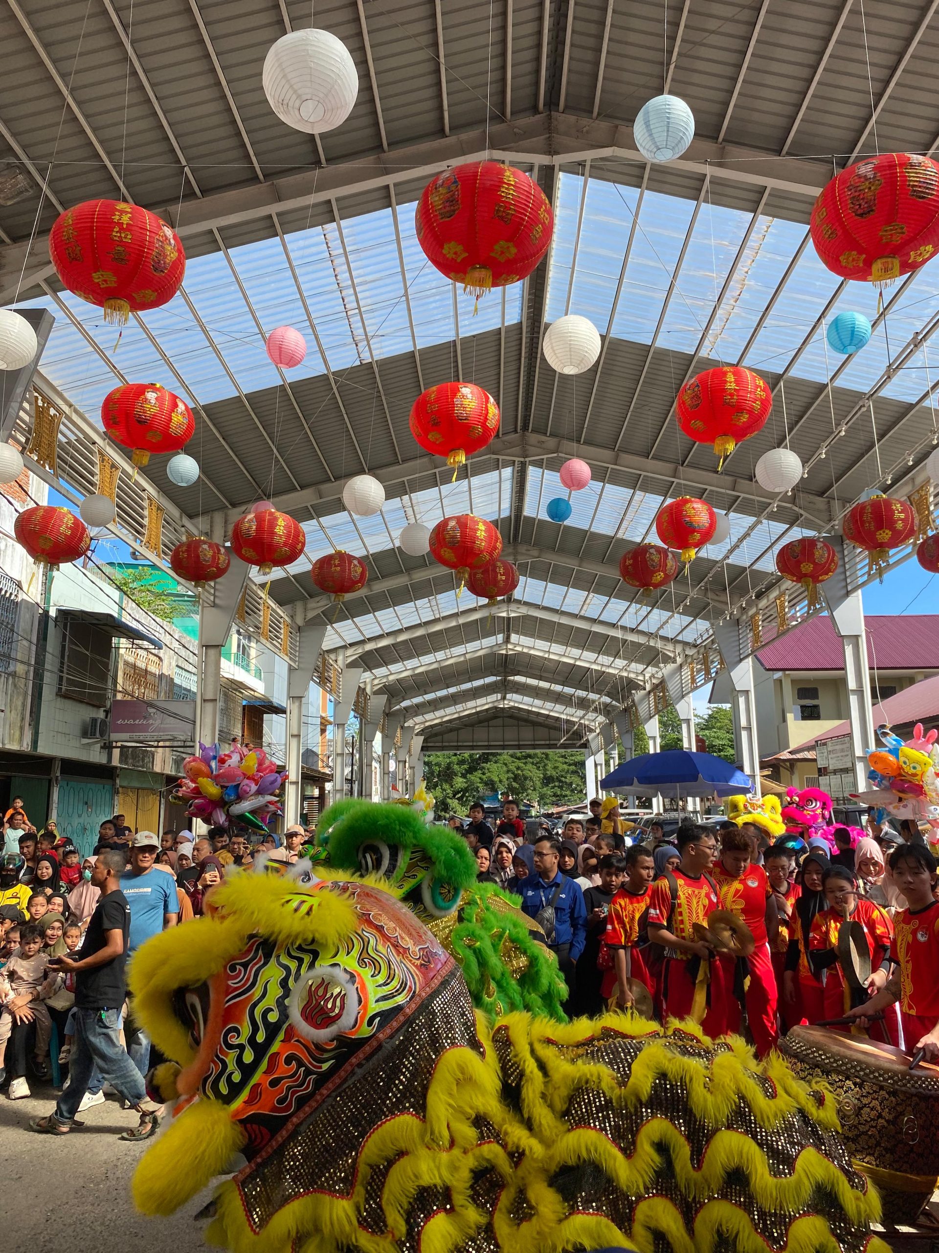 Federasi Olahraga Barongsai Indonesia (FOBI) Aceh menggelar pertunjukan barongsai spektakuler di depan Yayasan HAKKA Aceh. (Foto: Nukilan)