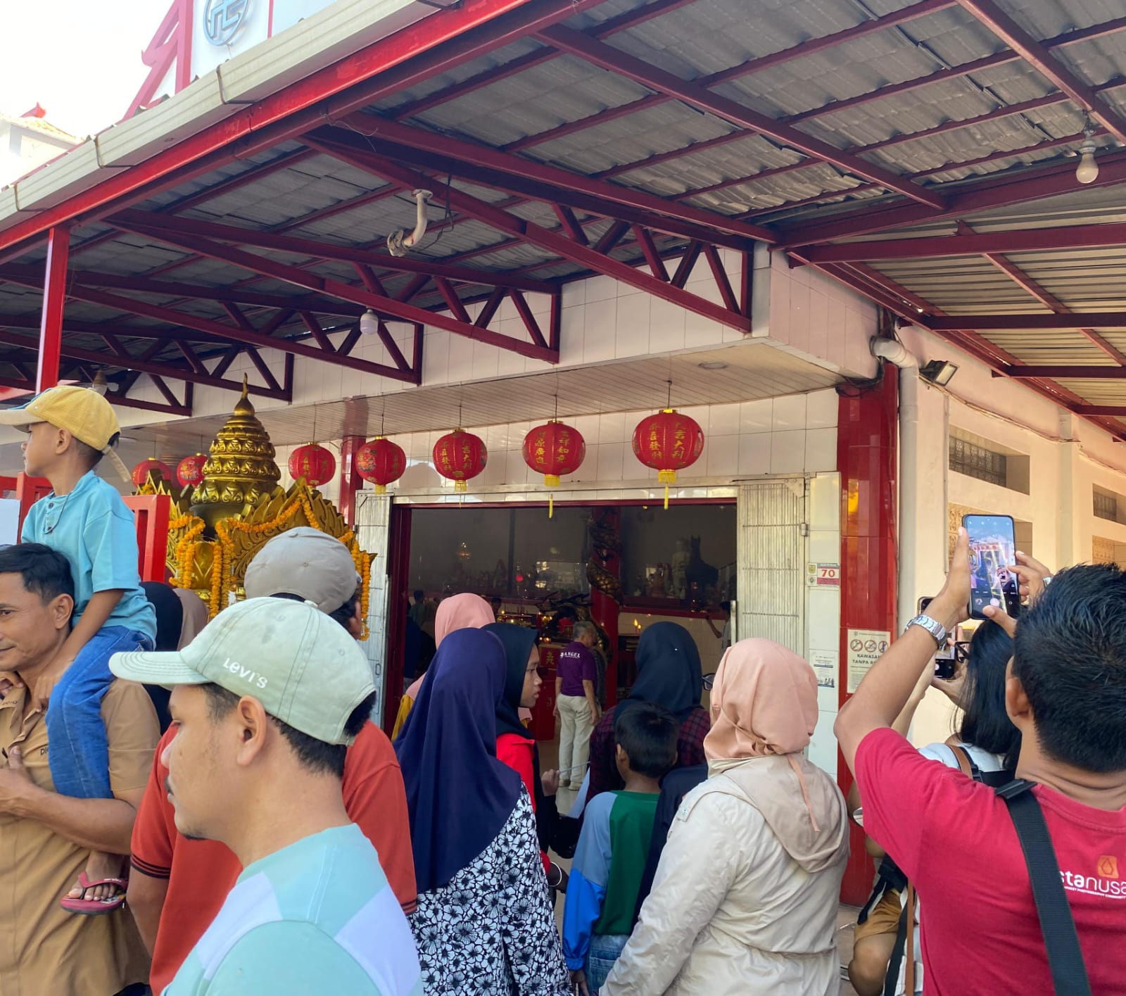Halaman depan Vihara Dharma Bakti di Jl. T. Panglima Polem, Gampong Laksana, Kecamatan Kuta Alam, Banda Aceh, dipadati warga menyaksikan perayaan Tahun Baru Imlek 2576 Kongzili yang dirayakan oleh warga Tionghoa Aceh. (Foto: Nukilan)