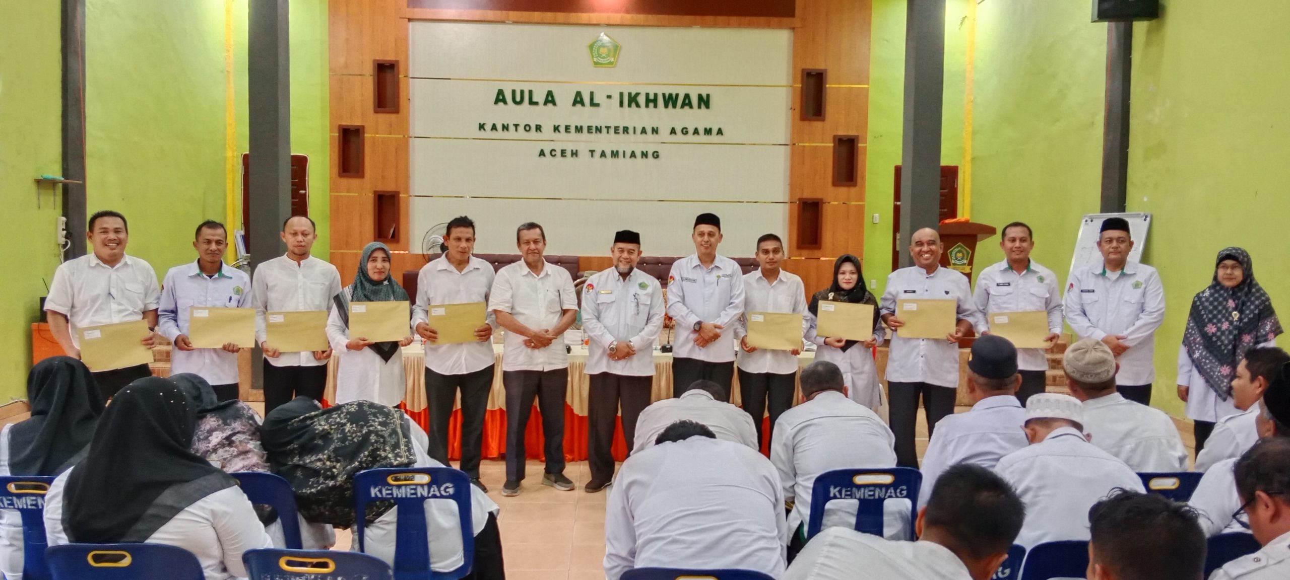 Kakankemenag Aceh Tamiang Beserta Jajarannya Foto Bersama Para Penerima SK Secara Simbolis. (Foto: Kemenag Aceh)