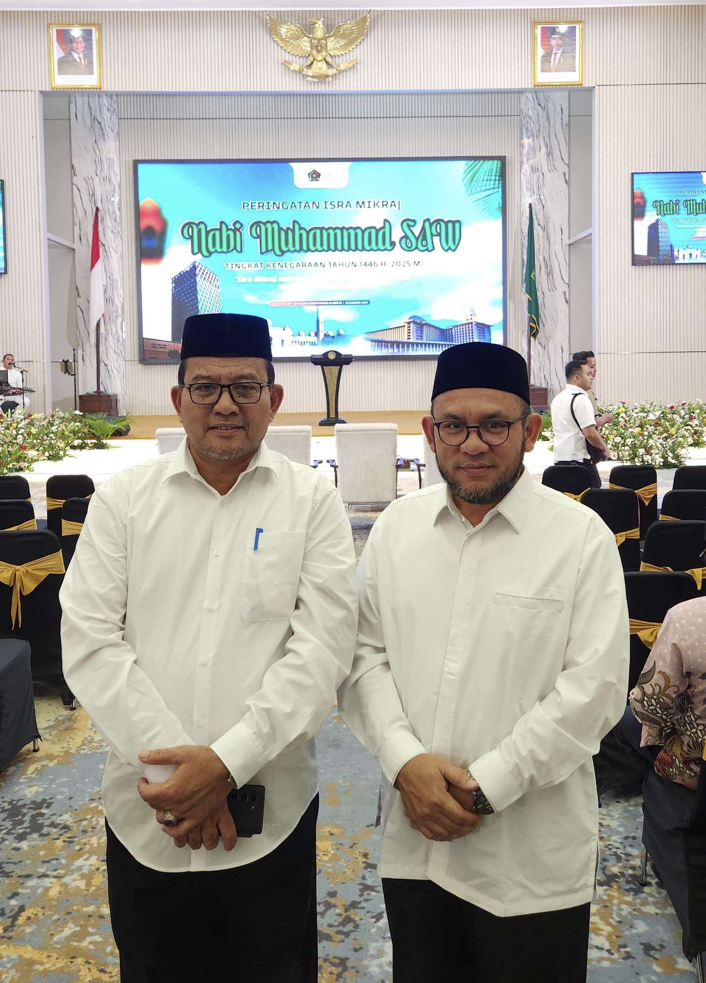 Di Auditorium HM Rasjidi, Kakanwi Kemenag Aceh Azhari dan Kabid Penaiszawa Zulfikar hadiri peringatan Isra` Mi'raj secara kenegaraan, dan rangkaian MTQ Internasional ke 4 di Jakarta. (Foto: Humas Kemenag Aceh)