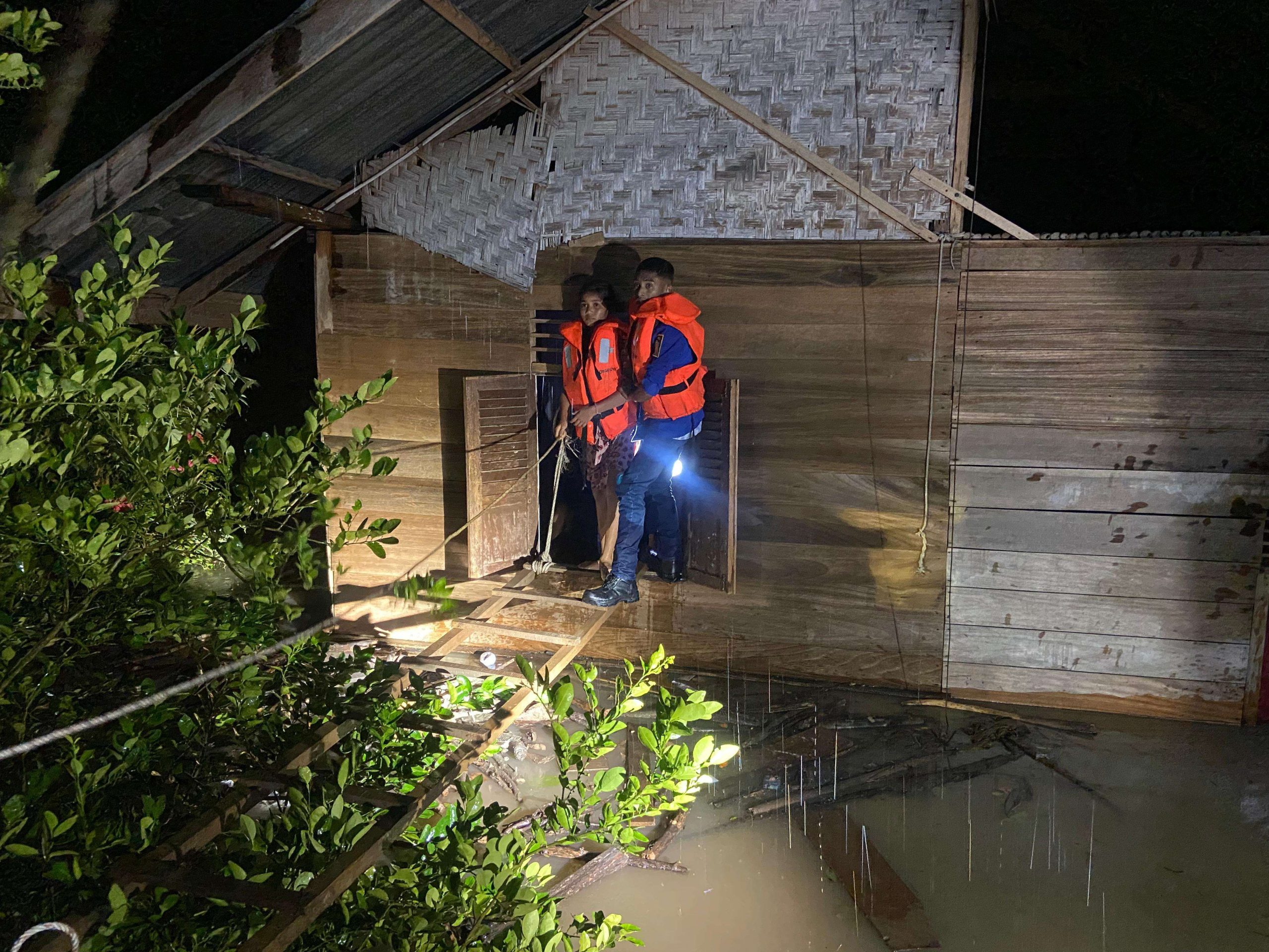 Petugas BPBD membantu mengevakuasi warga yang terjebak banjir di desa Lampakuk Aceh Besar. (Foto: BPBD)