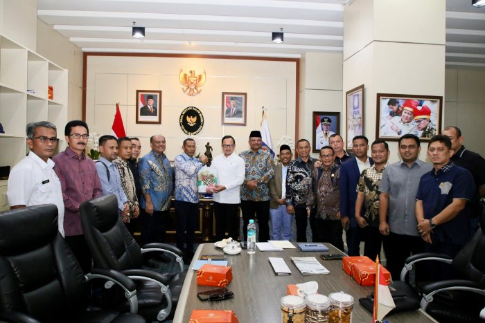 Ketua DPRA Serahkan Pengesahan Gubernur dan Wakil Gubernur Terpilih kepada Mendagri. (Foto: Humas Aceh)