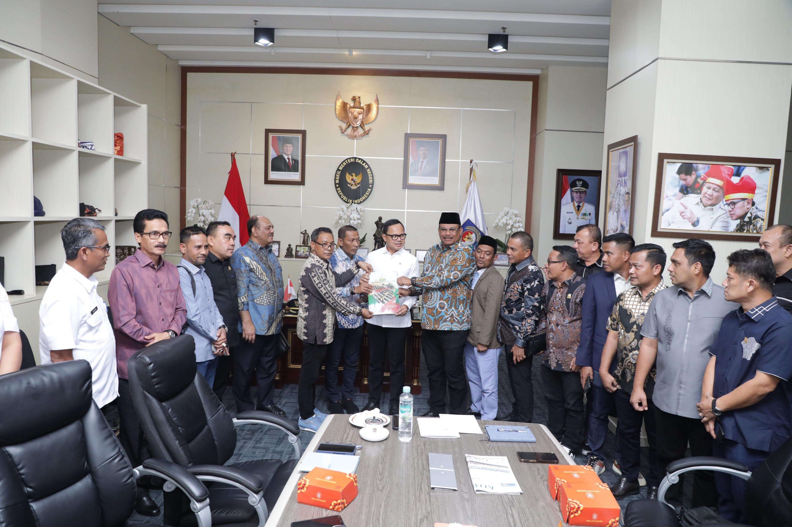 Penjabat Gubernur Aceh, Dr. H. Safrizal ZA, M.Si dan Ketua DPR Aceh, Zulfadli A.Md bersama pimpinan DPRA melakukan audiensi dengan Wakil Menteri (Wamen), Bima Arya Sugiarto di ruang kerja Gedung B Kementerian Dalam Negeri. (Foto: HUMAS BPPA)