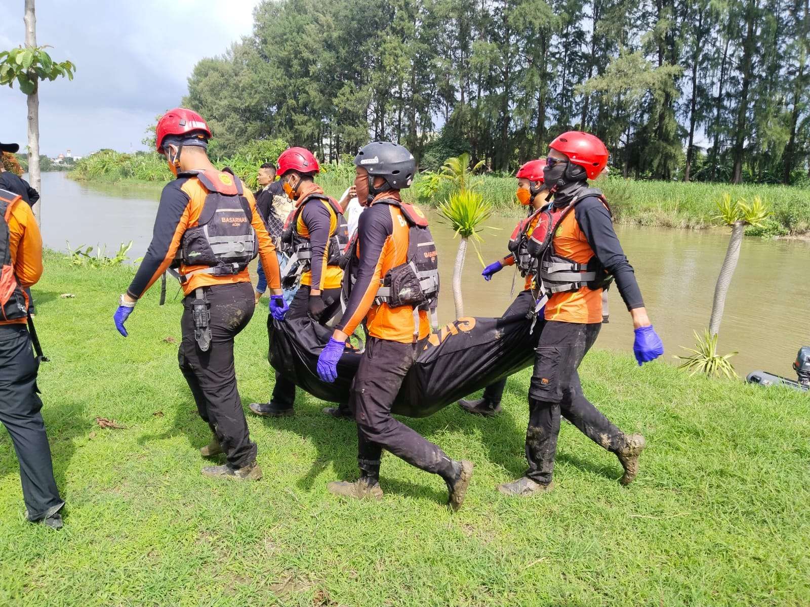 Petugas BPBD Aceh Besar dan Tim SAR, berhasil menemukan korban hilang yang terseret arus sungai Krueng Aceh di Desa Lamsiteh Cot, Kecamatan Kuta Malaka Aceh Besar. (Foto: BPBD Abes)