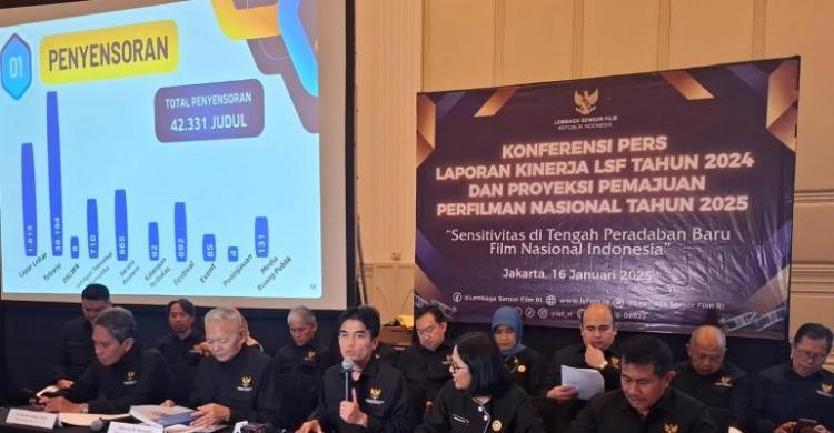 Wakil Ketua Lembaga Sensor Film (LSF), Ervan Ismail (paling kiri) saat menghadiri konferensi pers tentang Laporan Kinerja LSF Tahun 2024 dan Proyeksi Pemajuan Perfilman Nasional Tahun 2025. (Foto: RM.ID)