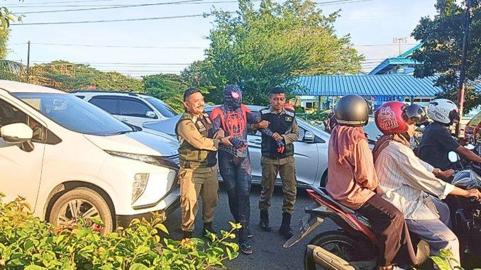 Seorang pria yang mengenakan kostum 'spiderman' diamankan petugas Satpol PP Banda Aceh. (Foto: dok Satpol PP Banda Aceh).