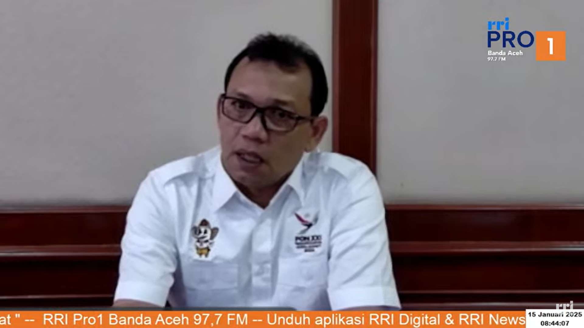 Kepala Dinas Tenaga Kerja dan Mobilitas Penduduk (Disnakermobduk) Aceh, Akmil Husen saat menjadi narasumber dalam dialog dengan topik Waspada TPPO di Aceh Semakin Meningkat, yang disiarkan Programa 1 (Foto: Youtube rri_Banda Aceh)