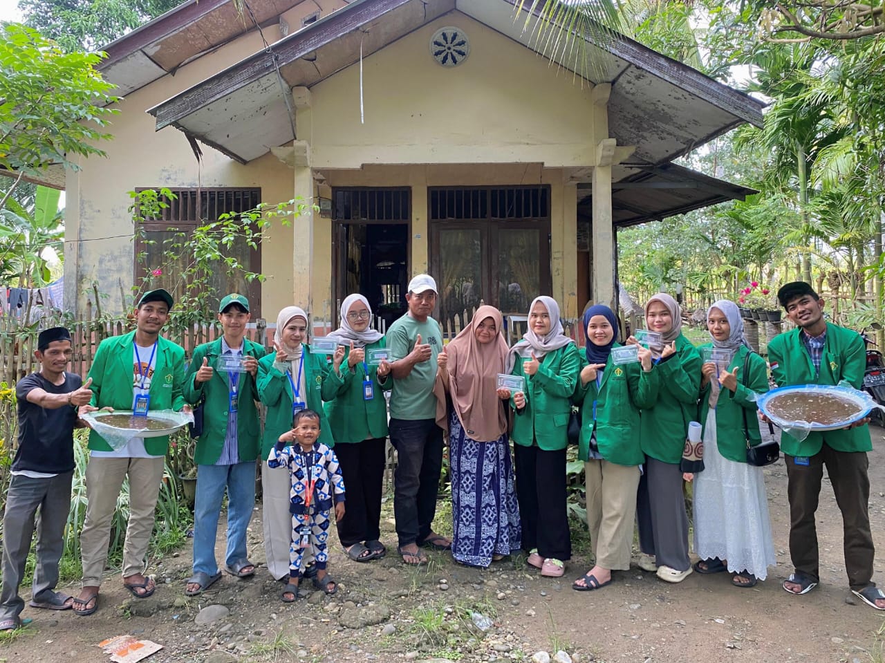 Mahasiswa KKN-PPM Unimal 109 Promosikan Dodol Aceh Tiga Sehati. (Foto: Humas Unimal)