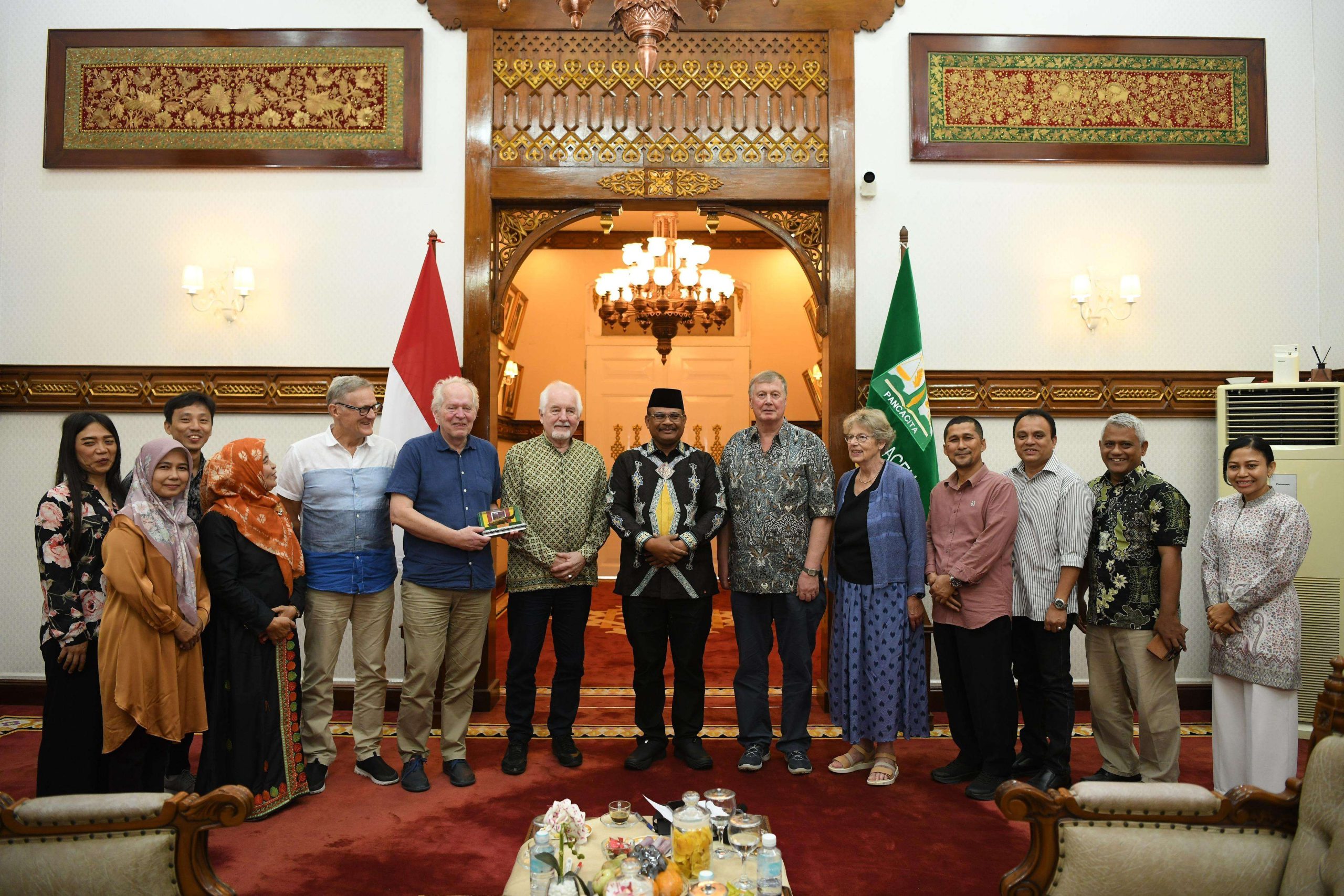 Pj Gubernur Aceh Dr H Safrizal ZA M Si, menerima kunjungan sejumlah mantan relawan Norwegia Red Cross, di ruang tengah Meuligoe Gubernur Aceh. (Foto: Humas Pemerintah Aceh)
