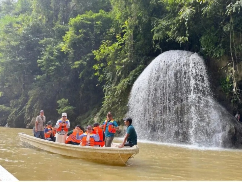 Pj. Gubernur Aceh Takjub dengan Keindahan Air Terjun Ceuraceu Embon, Aceh Jaya. (Foto: MC Aceh Jaya)