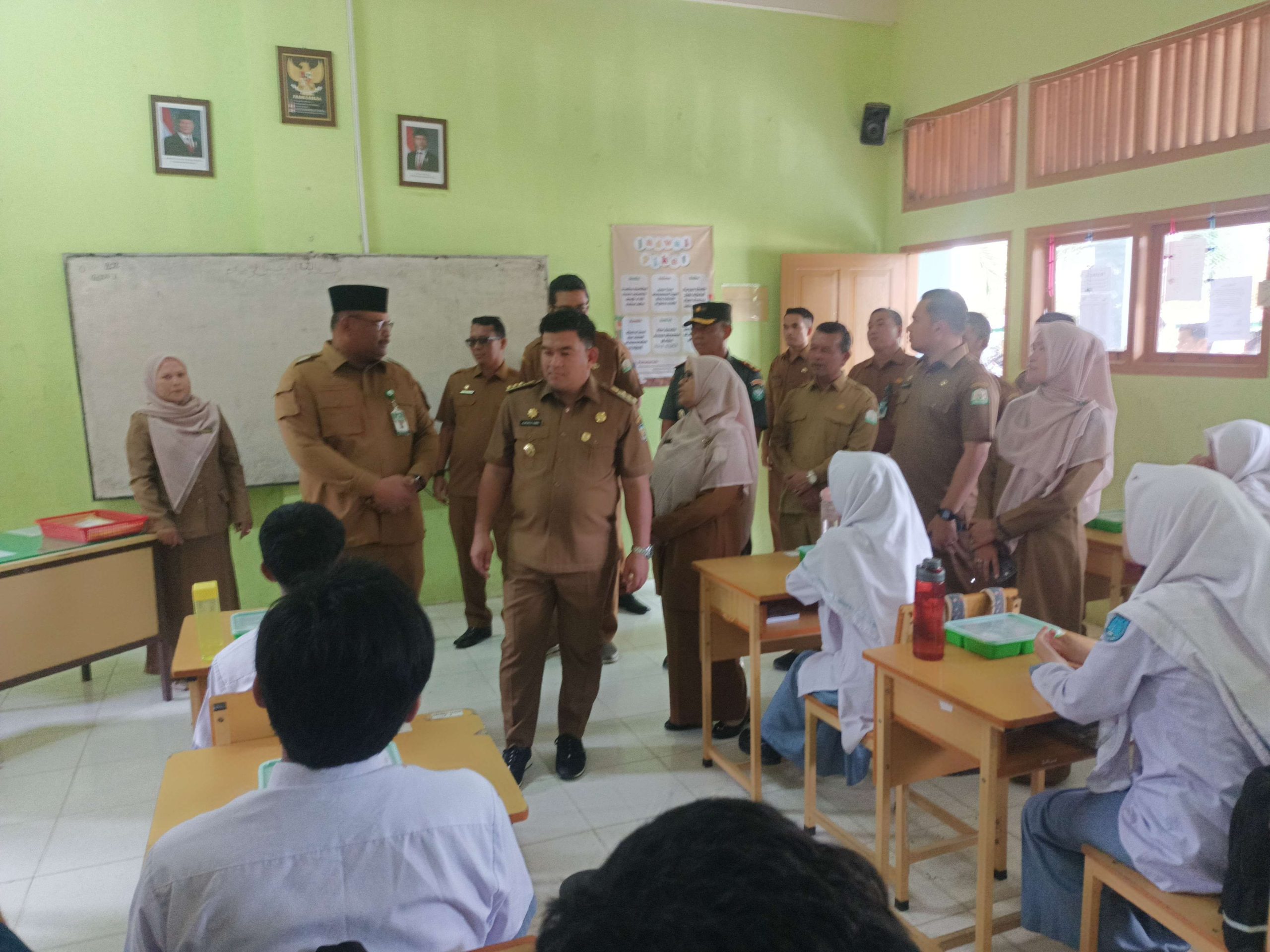 Pj Gubernur Aceh Pantau Peluncuran Program Makan Bergizi Gratis di Banda Aceh. (Foto: RRI)