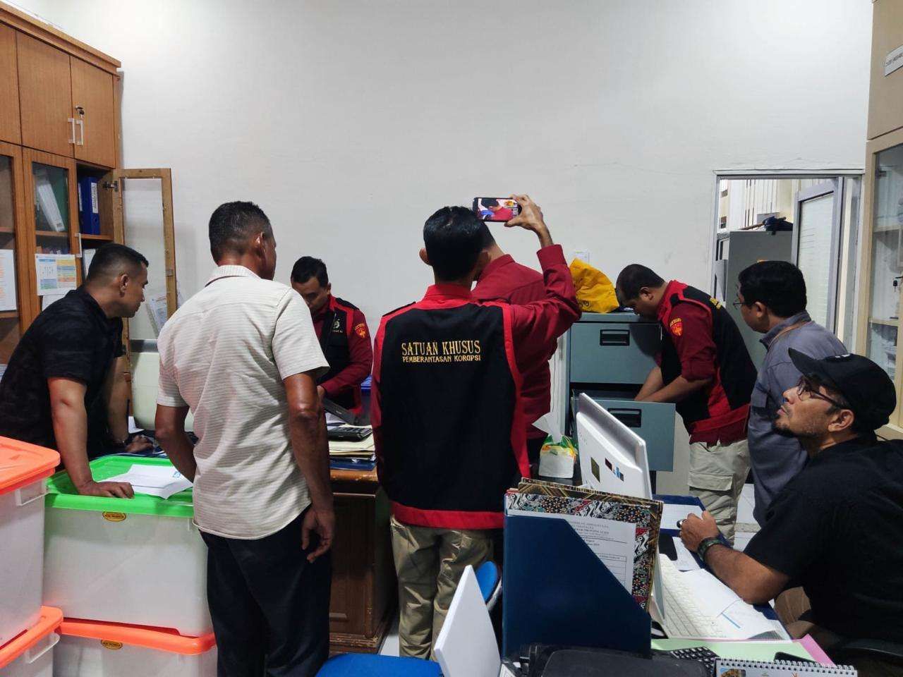 Tim Jaksa Penyidik Kejaksaan Tinggi Aceh melakukan tindakan penggeledahan dan penyitaan terhadap perkara dugaan tindak pidana korupsi dalam pengelolaan keuangan pada Balai Guru Penggerak (BGP) Aceh. (Foto : Penkum Humas Kejati Aceh)