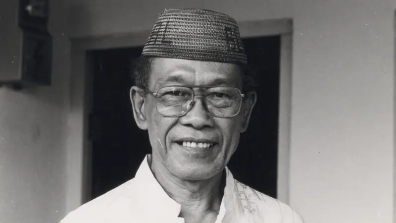 Pramoedya Ananta Toer difoto pada Mei 1985. (Foto: H.C. Beynon/Creative Commons)