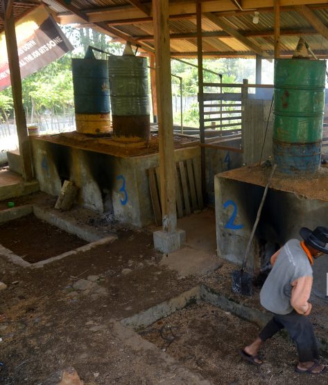 Petani menyuling minyak atsiri dari tanaman nilam. (Foto: Republika)