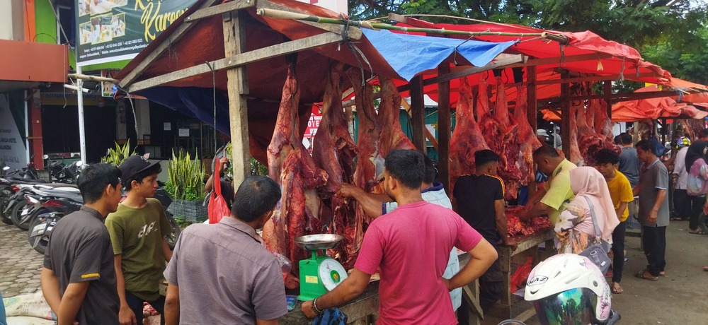 Aktivitas penjualan daging sapi dan kerbau meugang di seputaran Simpang Galon, Kopelma Darussalam, Jumat (28/2/2025). (Foto: Nukilan/Sammy)