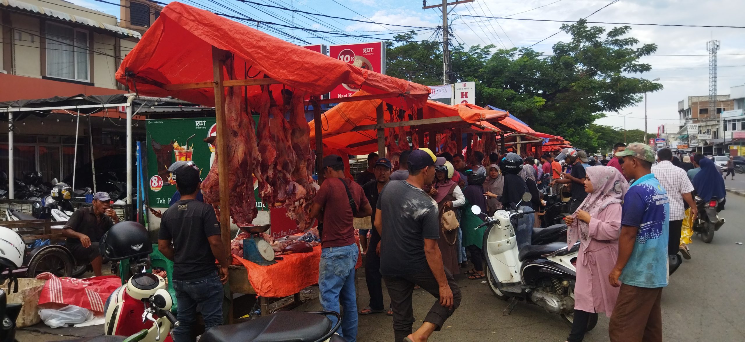 Aktivitas penjualan daging sapi dan kerbau meugang di seputaran Simpang Galon, Kopelma Darussalam, Banda Aceh, Jumat (28/2/2025). (Foto: Nukilan/Sammy)