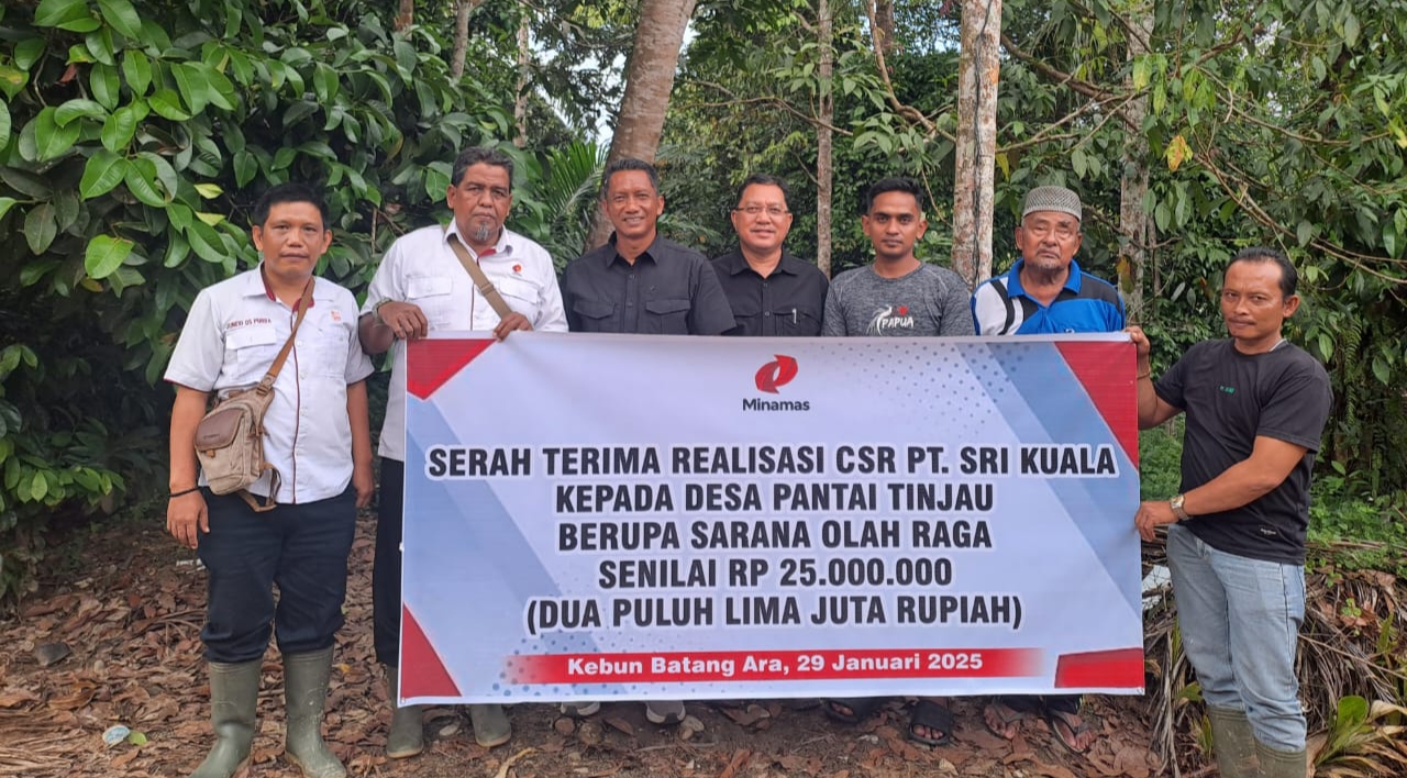 PT Sri Kuala Salurkan Bantuan CSR untuk Dua Kampung di Kecamatan Sekerak. (Foto: Haba Teras)