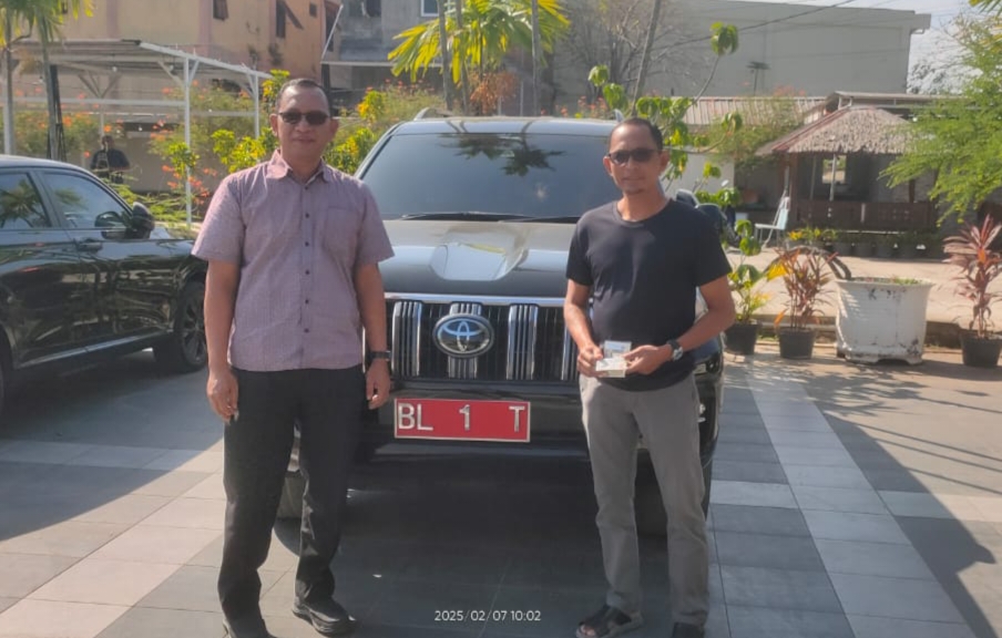 Tgk. Amran Kembalikan Mobil Dinas BL 1 T, Sebut Pemkab Aceh Selatan Tutup Akses Pembayaran Lelang. (Foto: LarasNews)