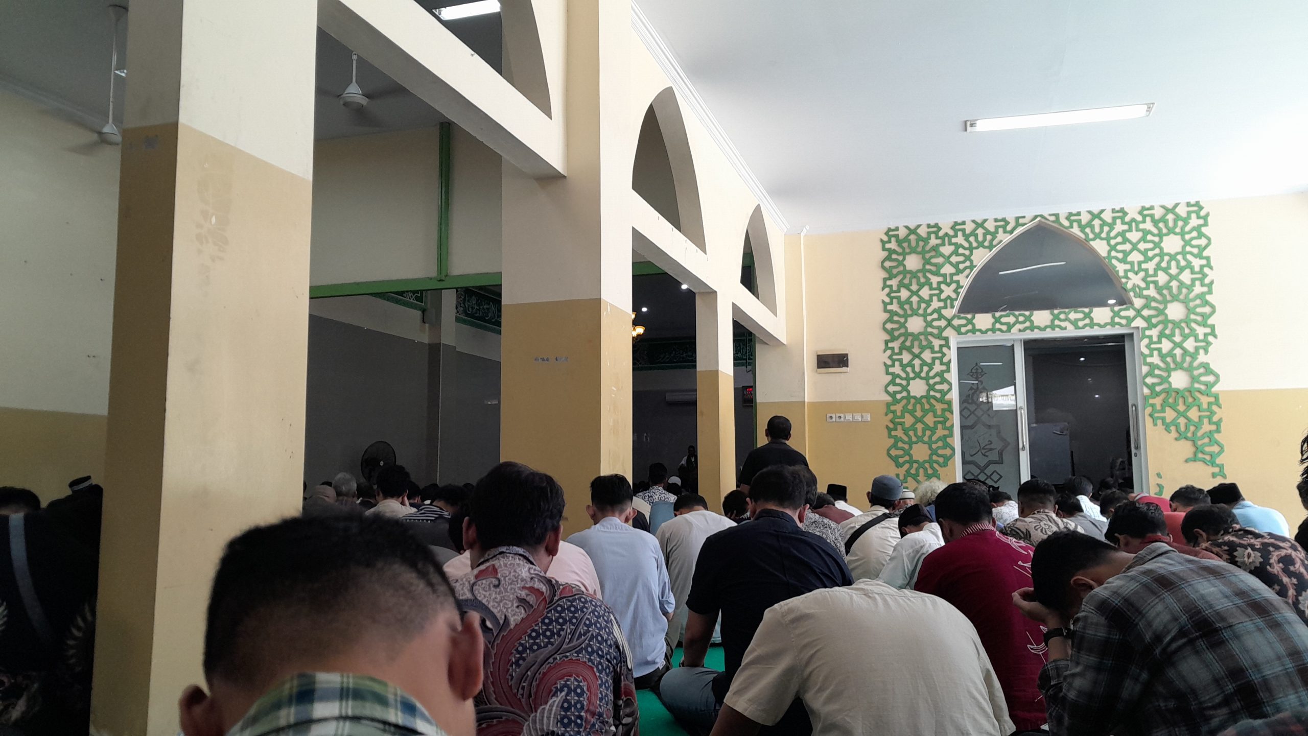 Menemukan Masjid di Balik Gedung Sekolah: Pengalaman Salat Jumat di Masjid Al-Haris, Cikini