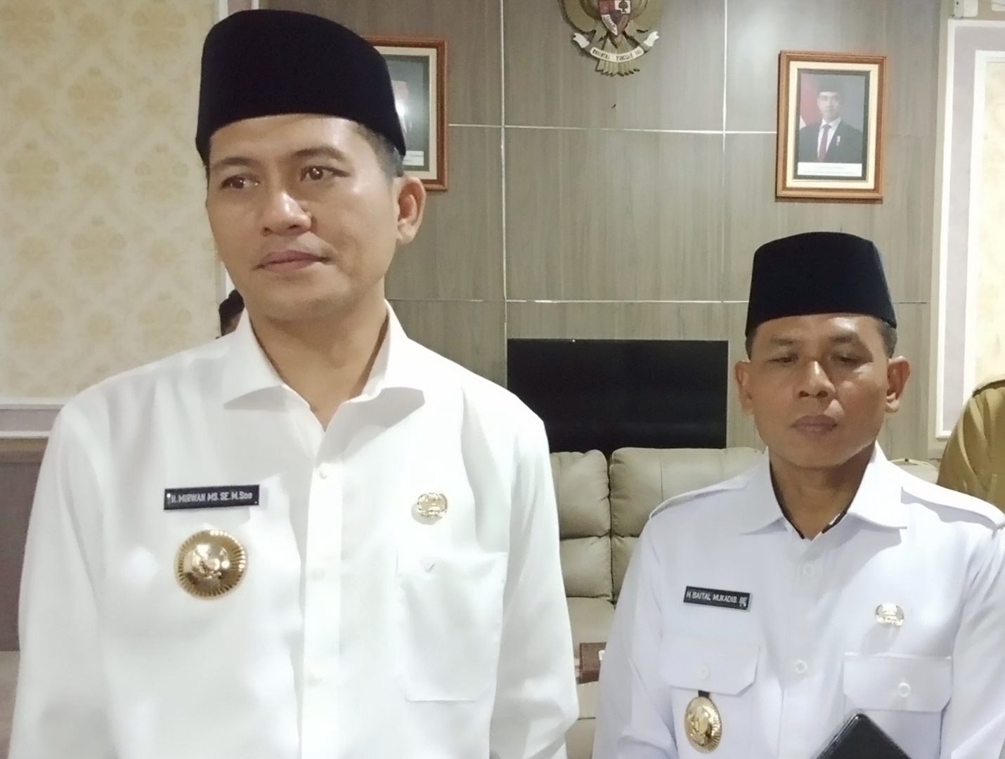 Bupati Aceh Selatan, H. Mirwan MS bersama wakil bupati Aceh Selatan saat diwawancarai wartawan di ruang kerja Bupati Aceh Selatan, Tapaktuan, Selasa (18/2/2024) ( Foto : LarasNews.com)