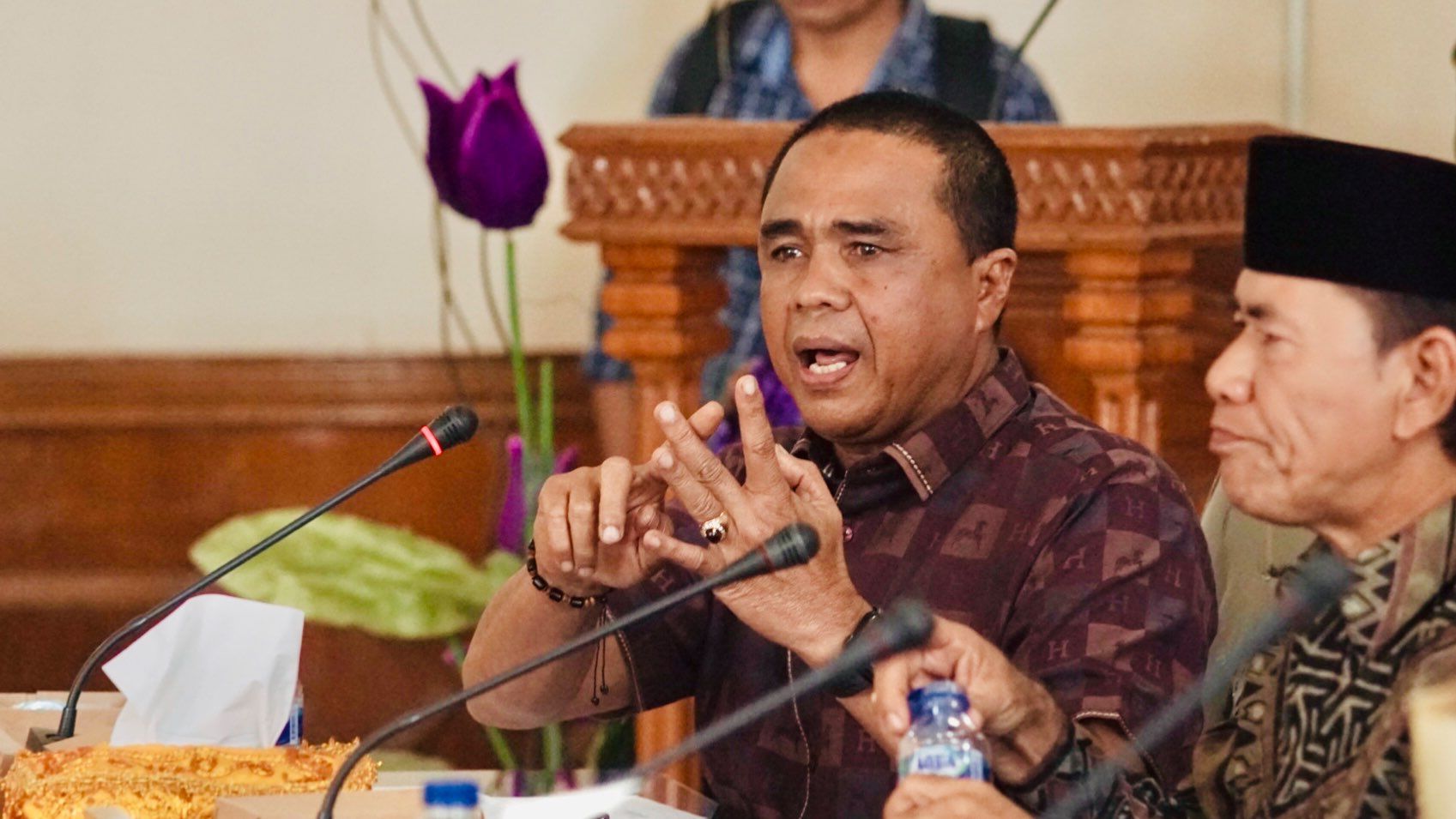 Ketua Komisi I DPRK Aceh Barat, Ramli SE saat Rapat Dengar Pendapat (RDP) membahas lanjutan Persetujuan Teknis (Pertek) dan Standar Operasional Prosedur (SOP) terkait aktivitas hauling batubara di wilayah Aceh Barat di ruang rapat gabungan Fraksi. (Foto: RRI)