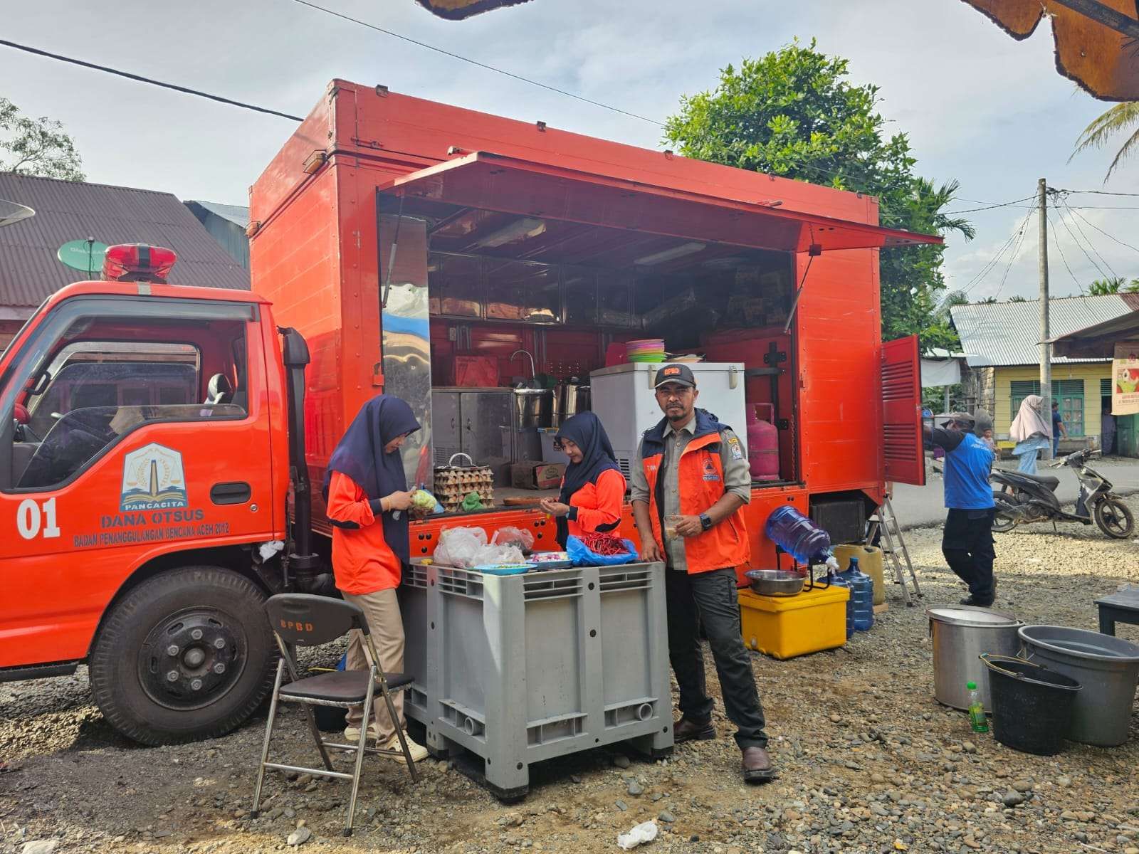 Pemkab Aceh Barat Dirikan Dapur Umum untuk Warga Terdampak Erosi Sungai. (Foto: RRI)