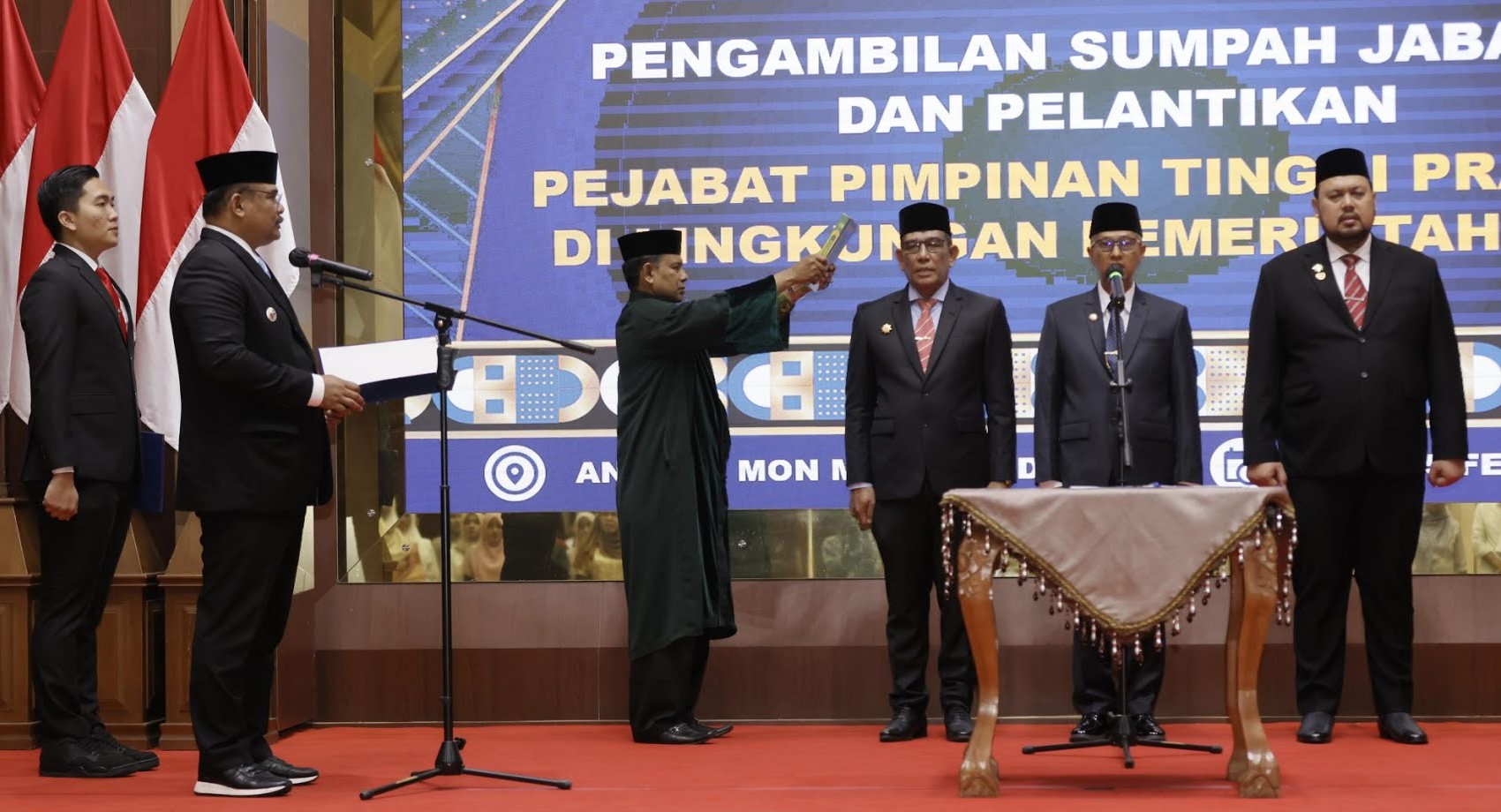 Rizal Mulyadi Bertindak sebagai Rohaniwan dalam Pelantikan Tiga Pejabat Eselon II Aceh. (Foto: Kemenag Aceh)