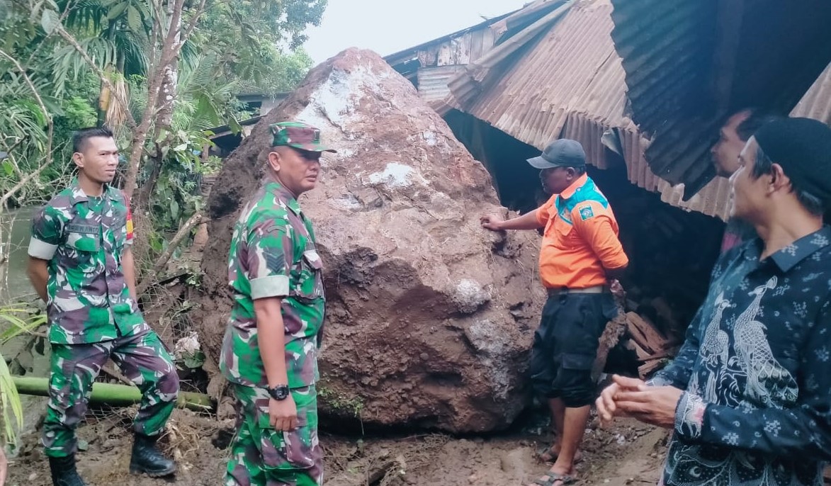 Batu Raksasa Hantam Lima Rumah Warga di Aceh Selatan. (Foto: ANTARANNEWS)
