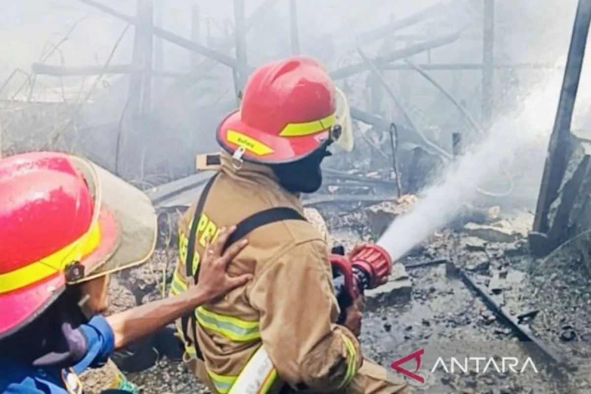 BPBD Aceh Barat Kerahkan Tiga Unit Damkar Padamkan Kebakaran Rumah Warga. (Foto: ANTARA)