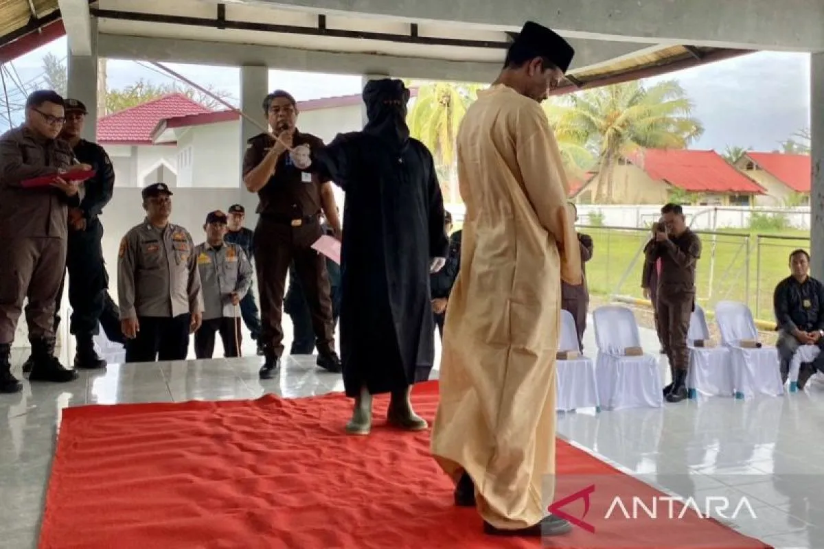 Lima Terpidana Judi Online di Aceh Barat Jalani Hukuman Cambuk. (Foto: ANTARA)