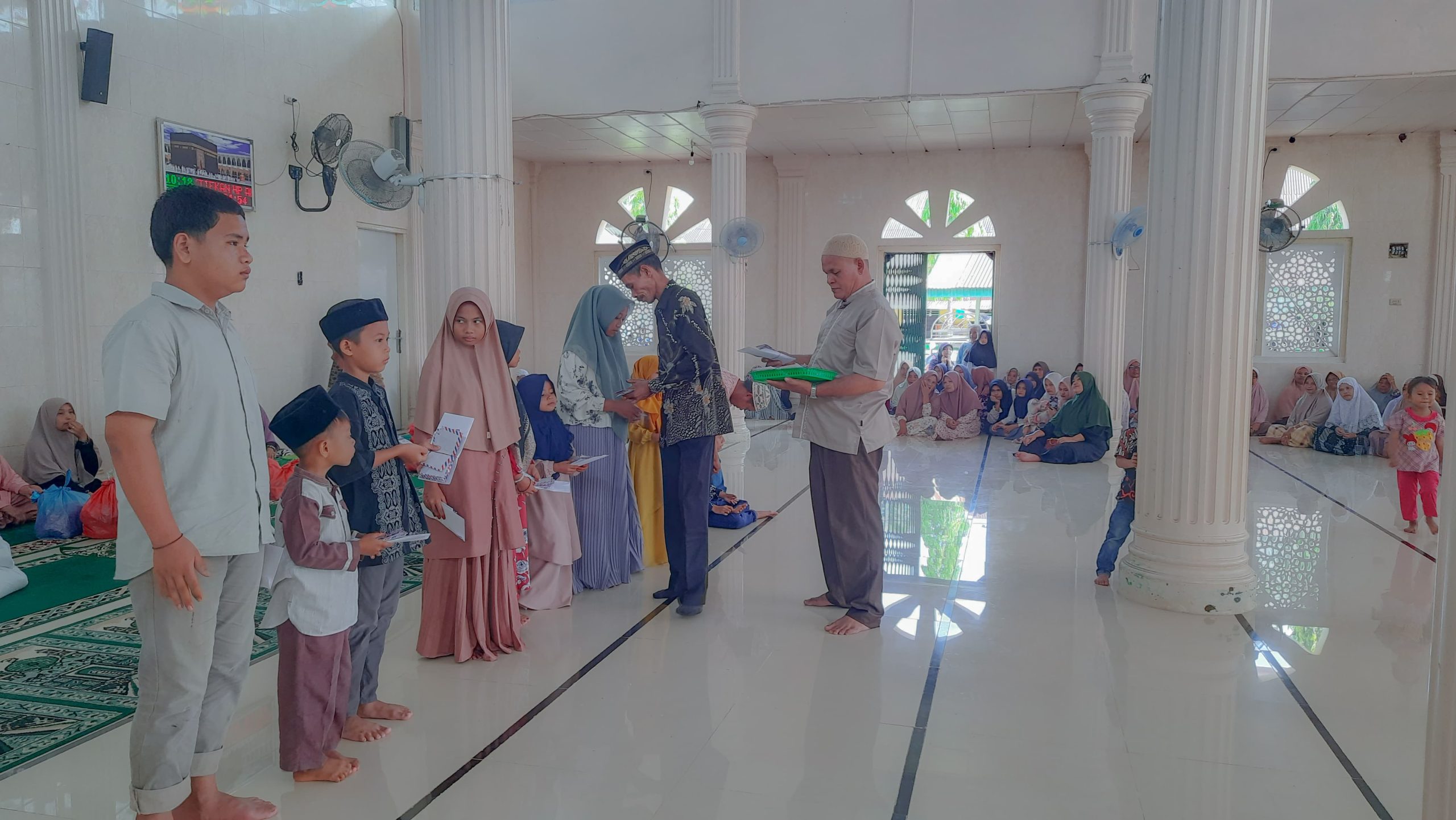 Masyarakat Gampong Durian Kawan, Kecamatan Kluet Timur, Kabupaten Aceh Selatan, menggelar acara santunan anak yatim di Masjid Nurul Huda Durian Kawan. (Foto: For Nukilan)