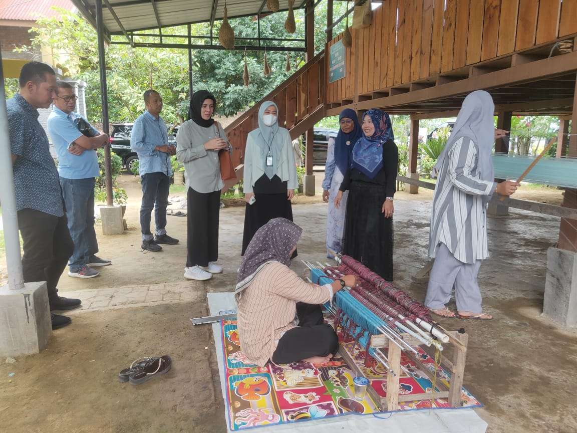 Rombongan Bank Indonesia pusat saat mengunjungi Rumah Tenun Mutiara Songket di Aceh Besar, pada Kamis 6 Februari 2025. (Foto: Nukilan/Rezi)