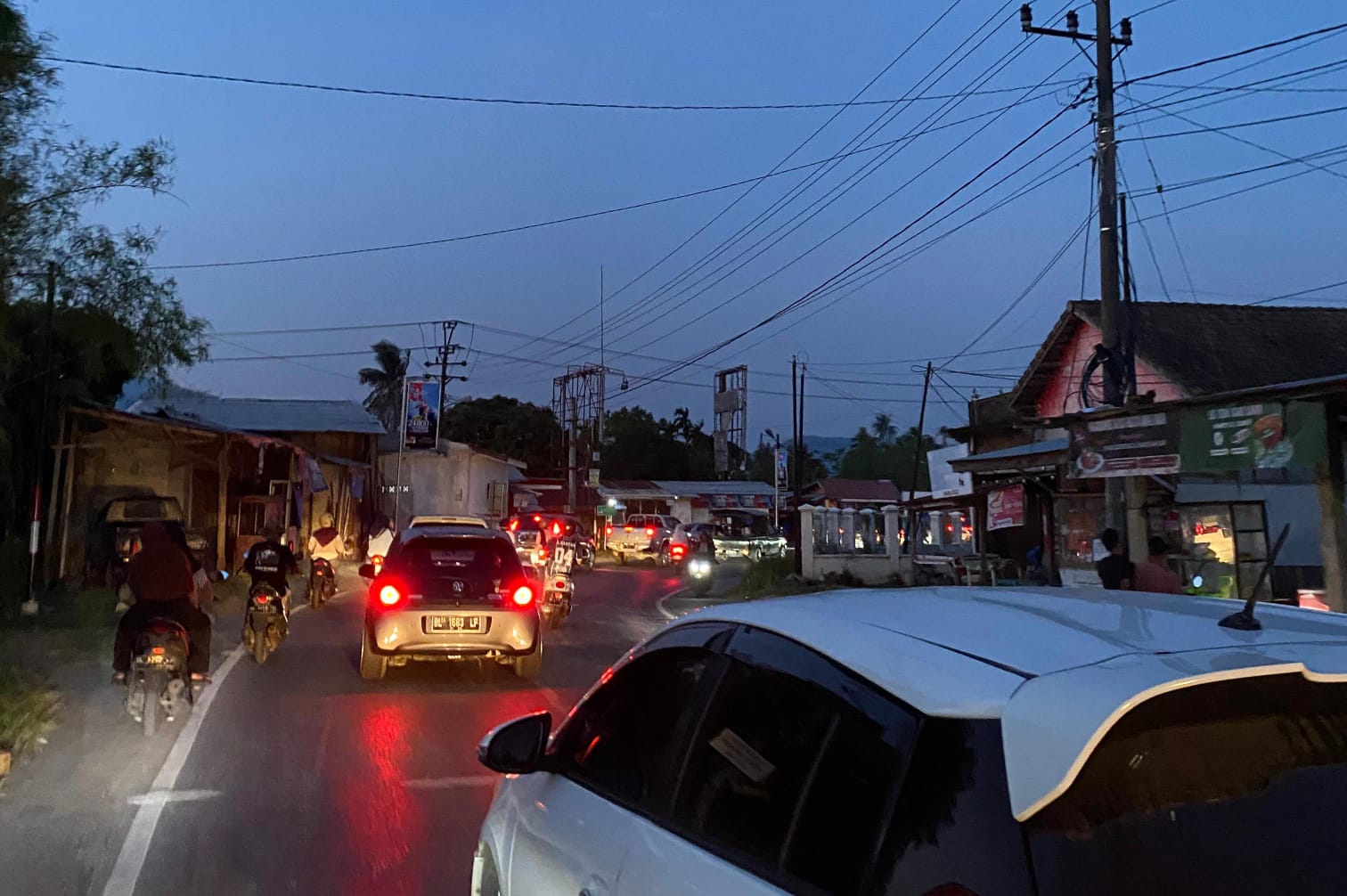 Simpang Lampuuk, Kecamatan Lhoknga Terpantau Ramai Lancar. (Foto: Nukilan)