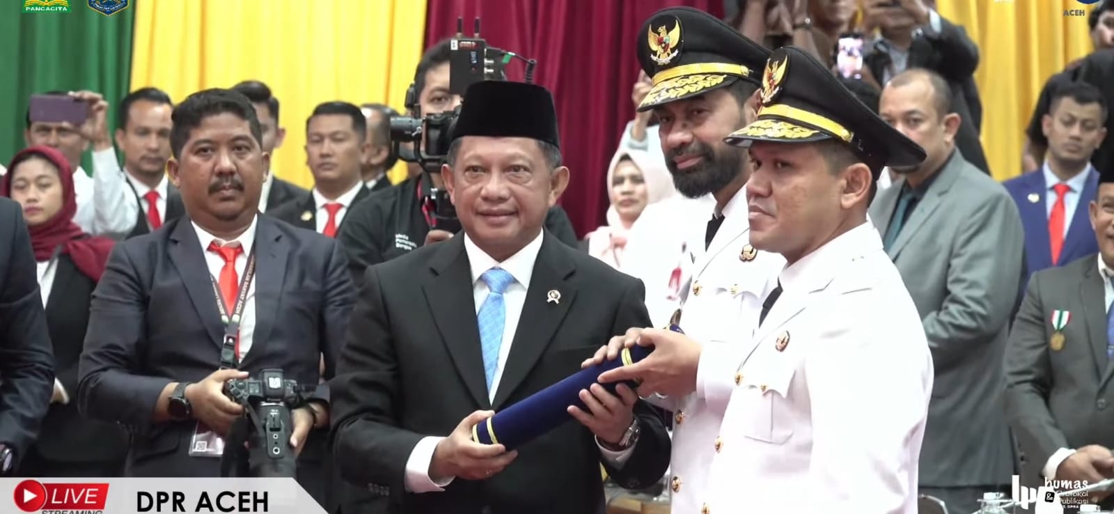 Prosesi pelantikan Muzakir Manaf dan Fadhlullah sebagai Gubernur dan Wakil Gubernur Aceh. (Foto: Tangkapan Layar YouTuber DPR Aceh)