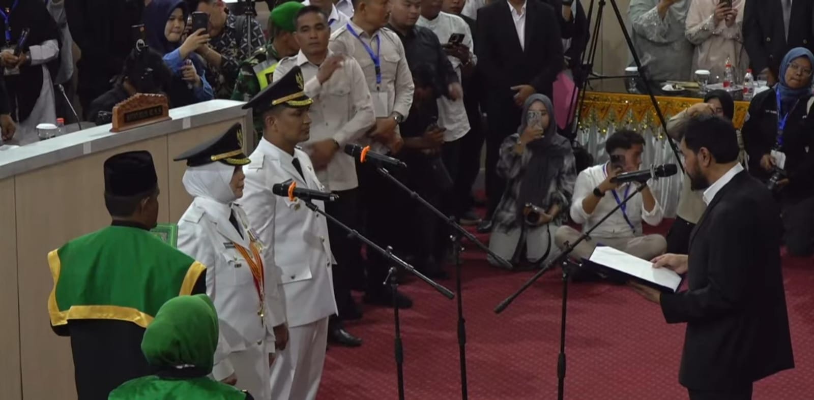 Proses pengambilan sumpah jabatan Illiza Sa'aduddin Djamal dan Afdhal Khalilullah sebagai Wali Kota dan Wakil Wali Kota Banda Aceh. (Foto: Live Streaming DPRK Banda Aceh)