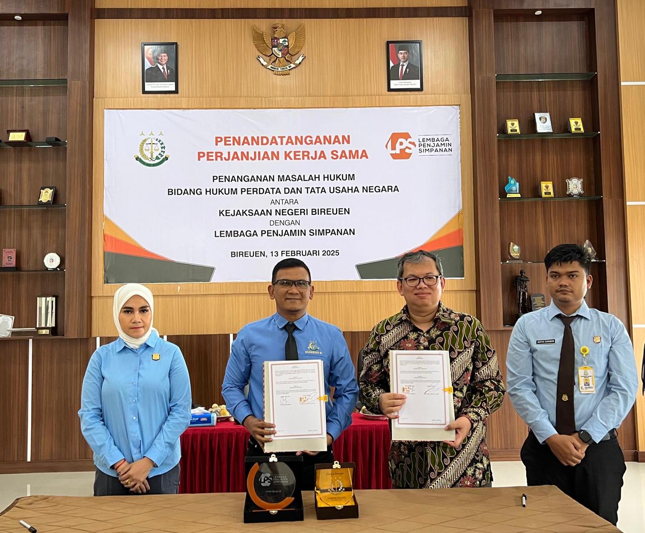 Kepala Kejaksaan Negeri Bireuen, Munawal Hadi, SH. MH (kiri) dan Direktur Group Likuidasi Bank LPS, Daly Rustamblin (kanan) teken MoU di Aula Kejari Bireuen, pada Kamis 13 Februari 2024. (Foto: For Nukilan)