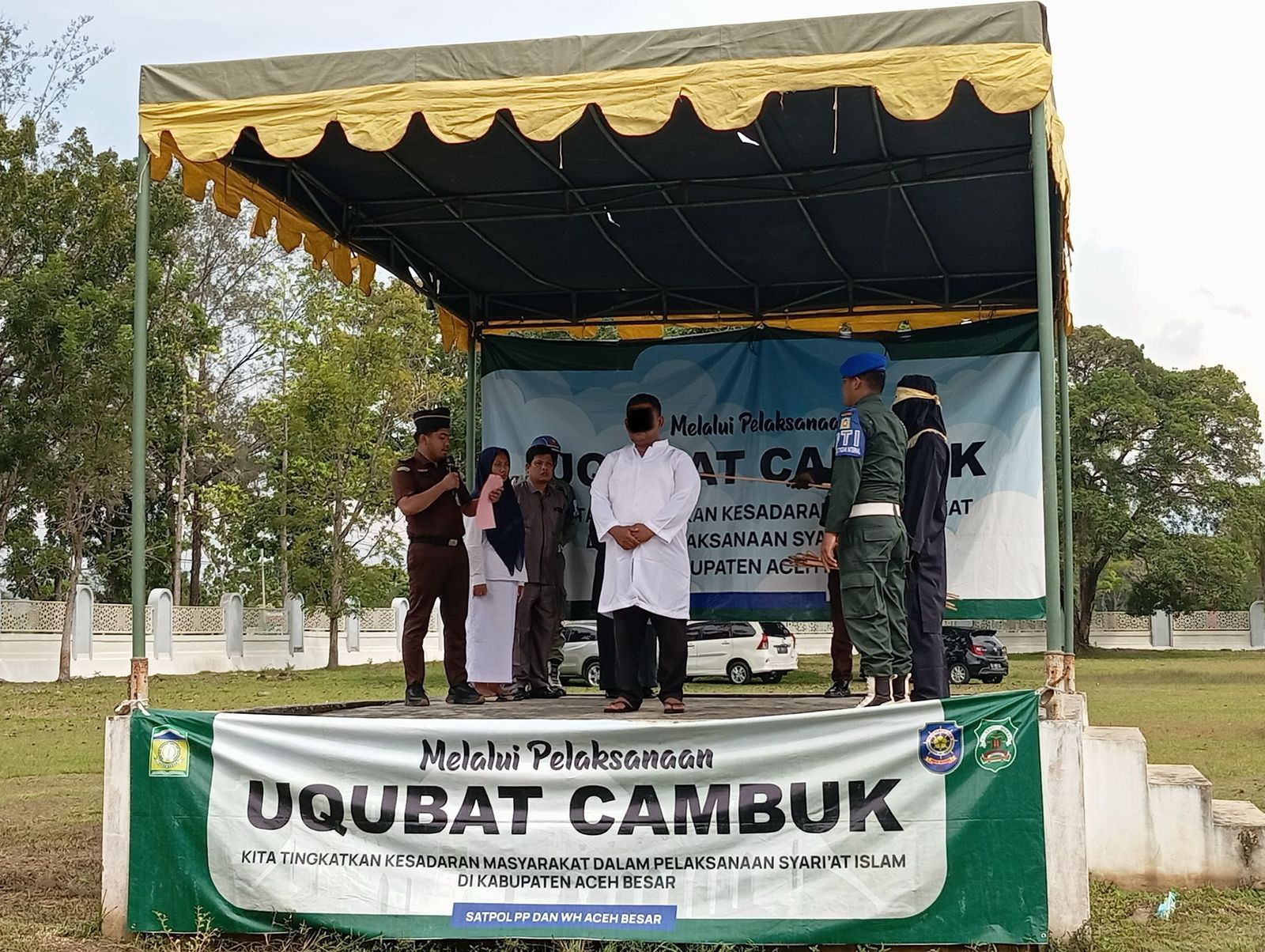 Proses Eksekusi cambuk terhadap dua terpidana kasus maisir atau judi di halaman Masjid Al-Munawwarah Kota Jantho, Aceh Besar, pada Selasa 18 Februari 2025. (Foto: Dok. Kejari Aceh Besar)