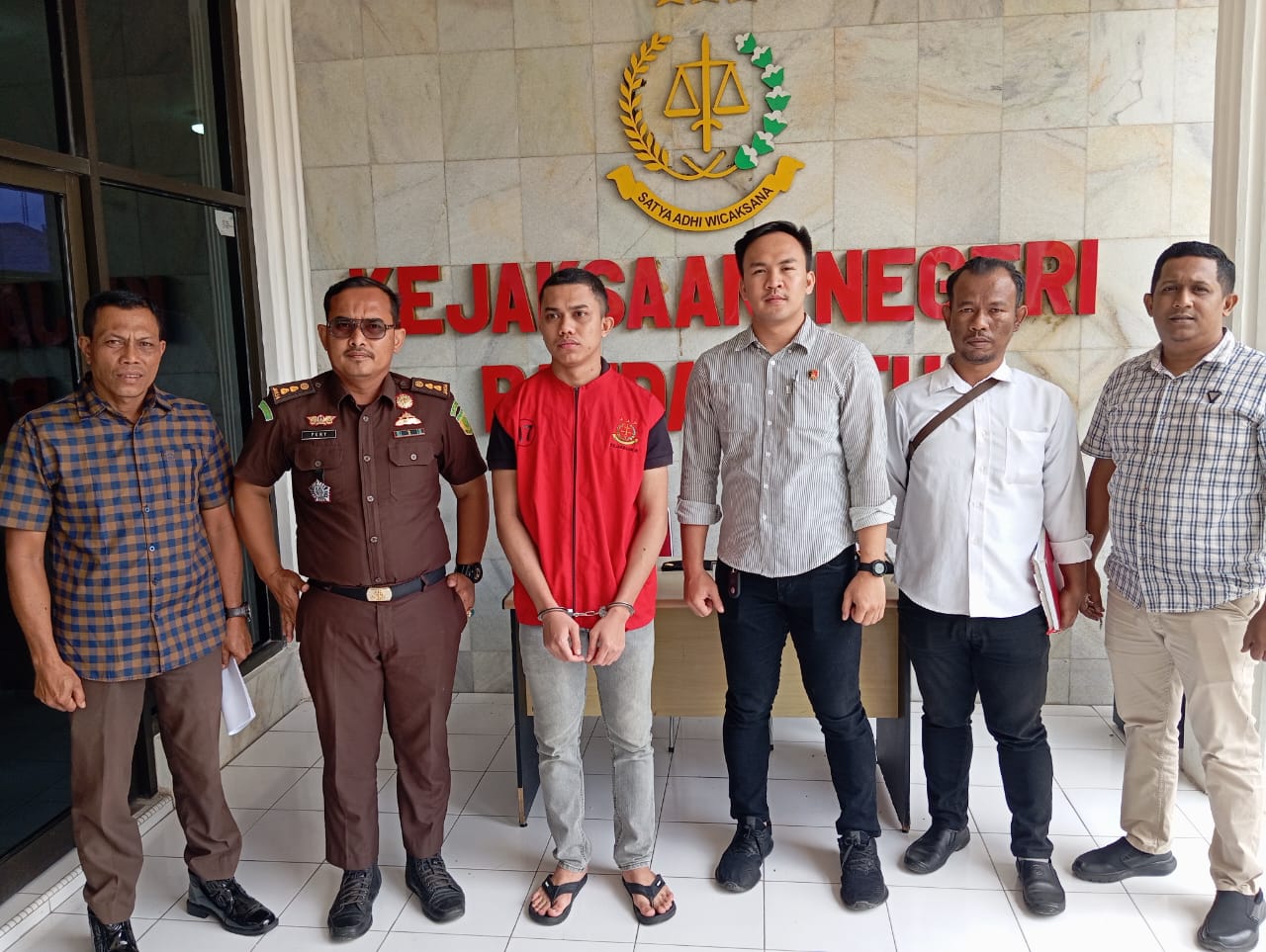 Tersangka pembunuhan mahasiswa di Jeulingke ZF (19) diserahkan ke Jaksa. (Foto: Dok. Polresta Banda Aceh)