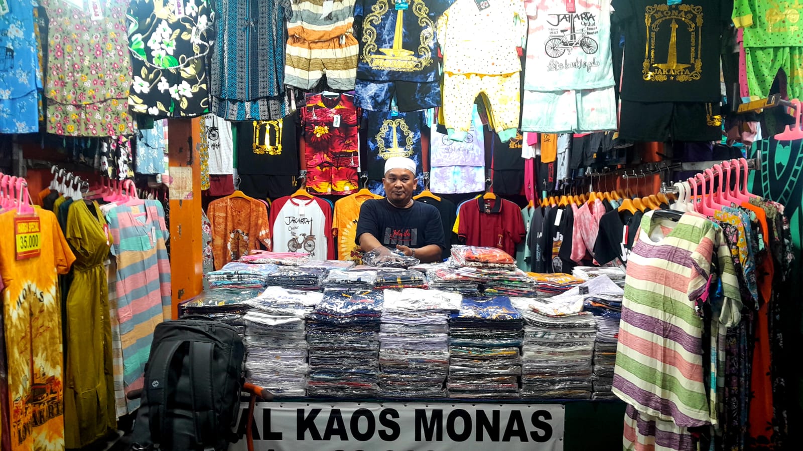 Bang Adam, Salah satu penjual kaos monas. (Foto: Nukilan)