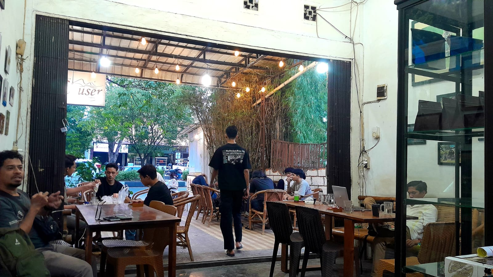 Suasana pelanggan yang sedang ngopi di Leuser Coffee. (Foto: Nukilan0